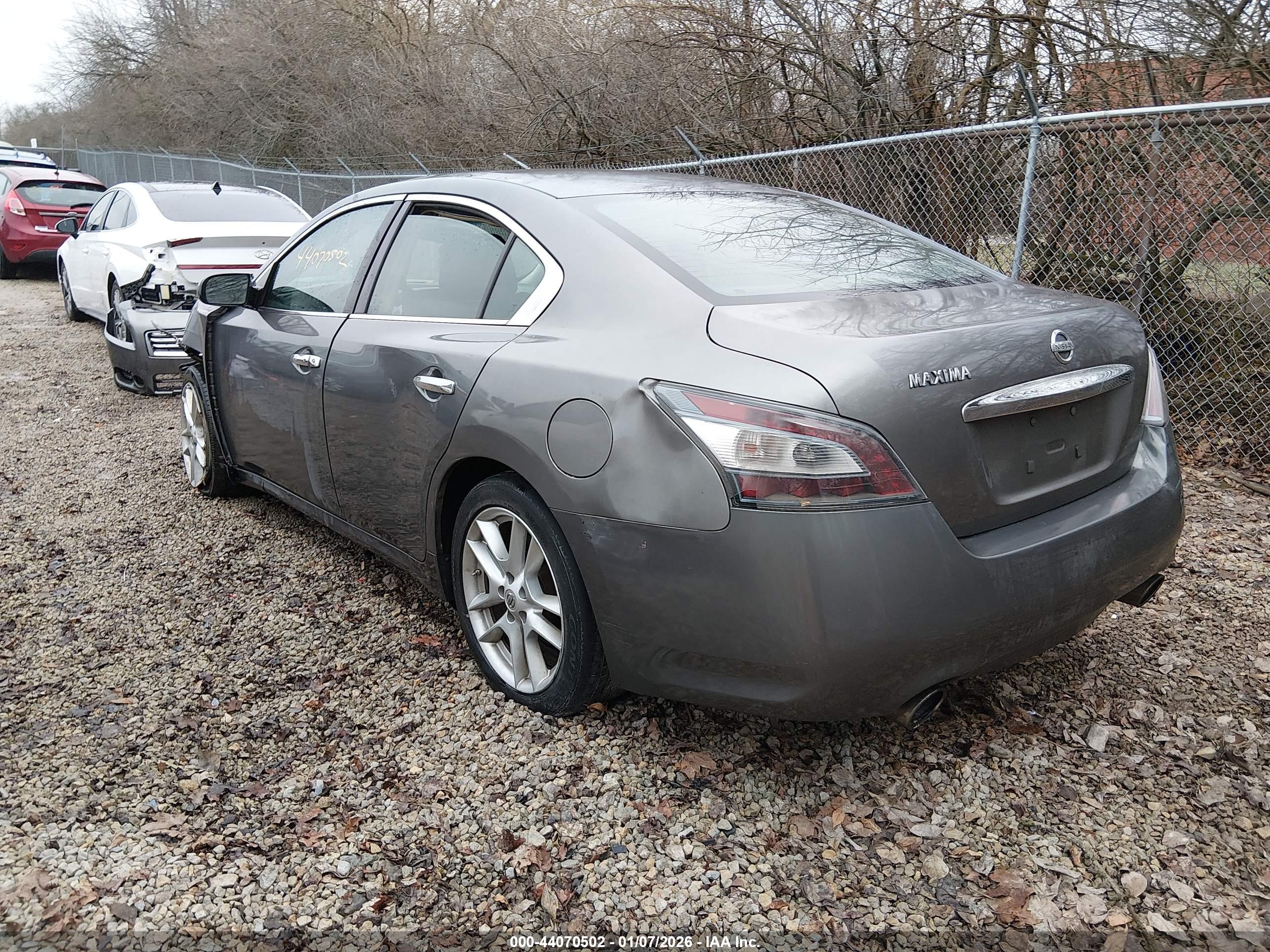 NISSAN MAXIMA image 3