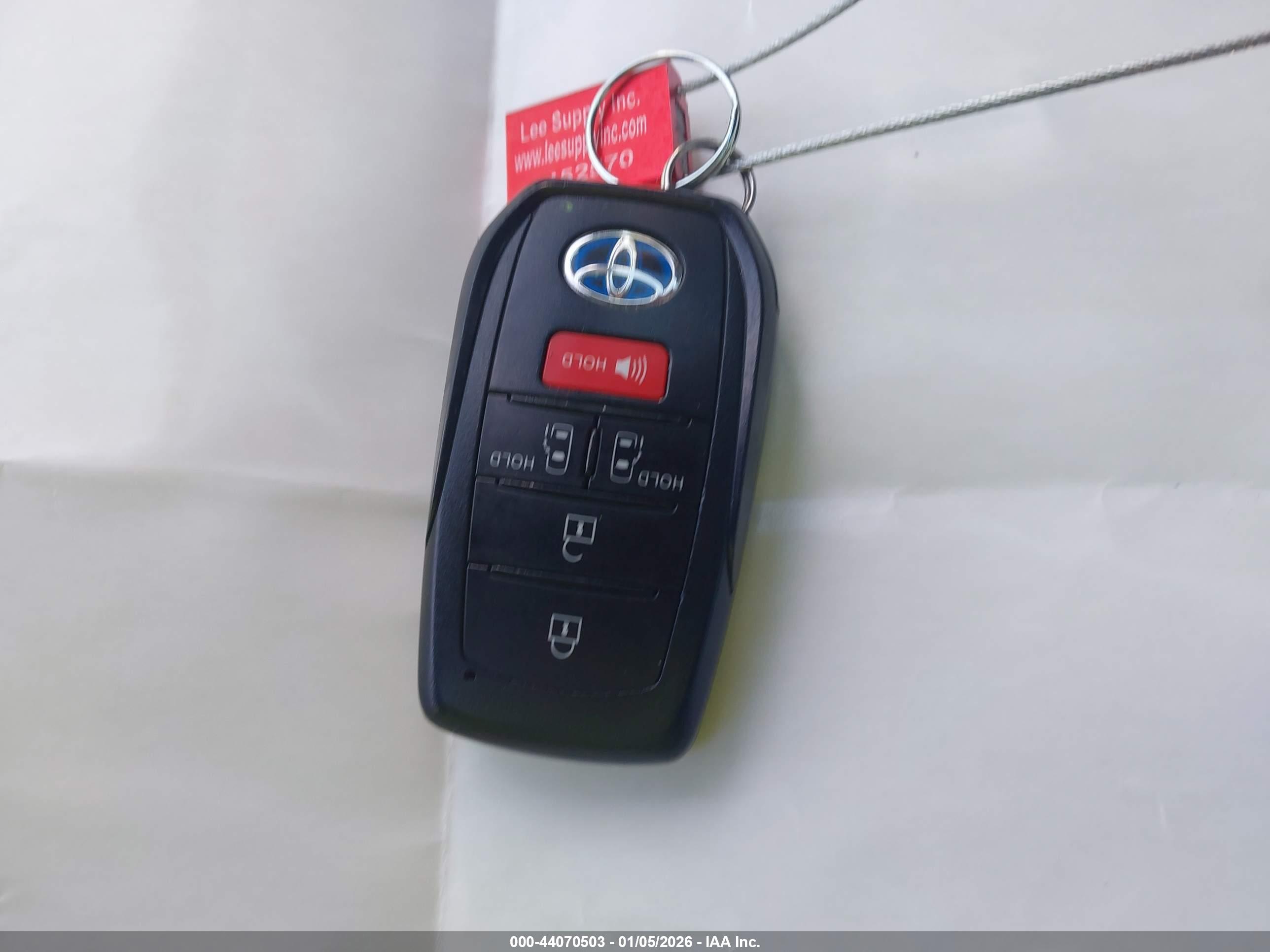 TOYOTA SIENNA image 11
