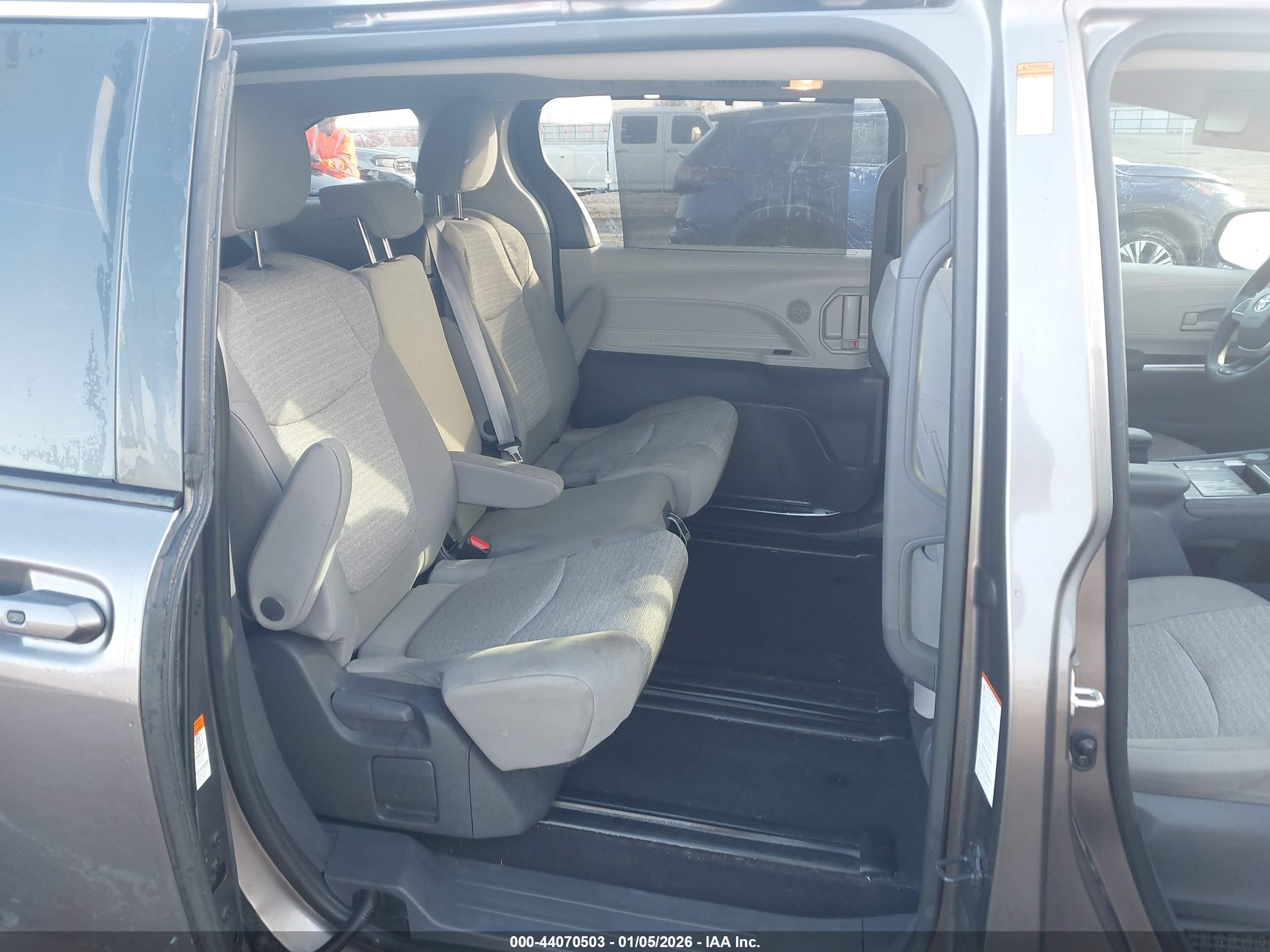 TOYOTA SIENNA image 8