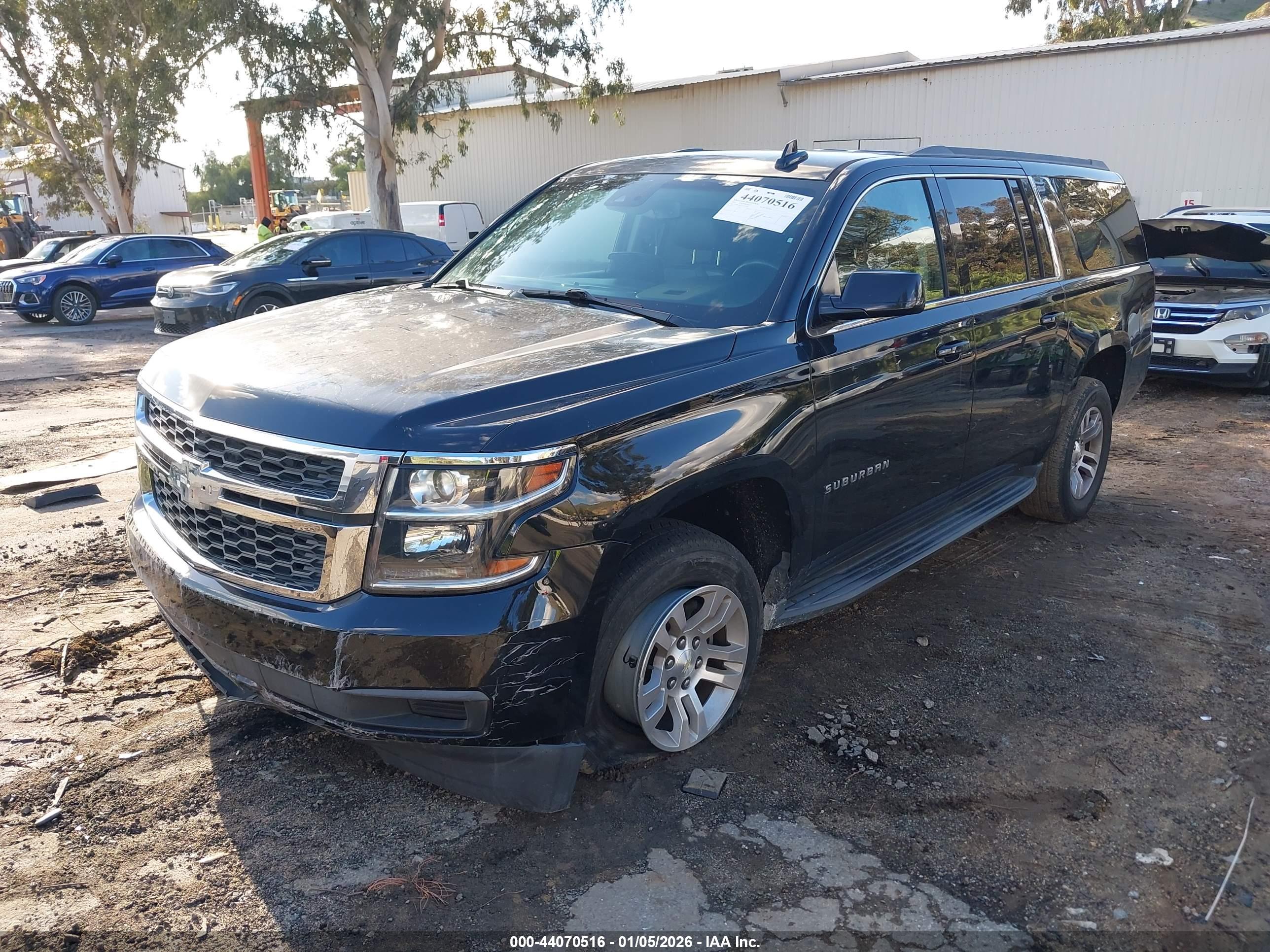 CHEVROLET SUBURBAN image 2