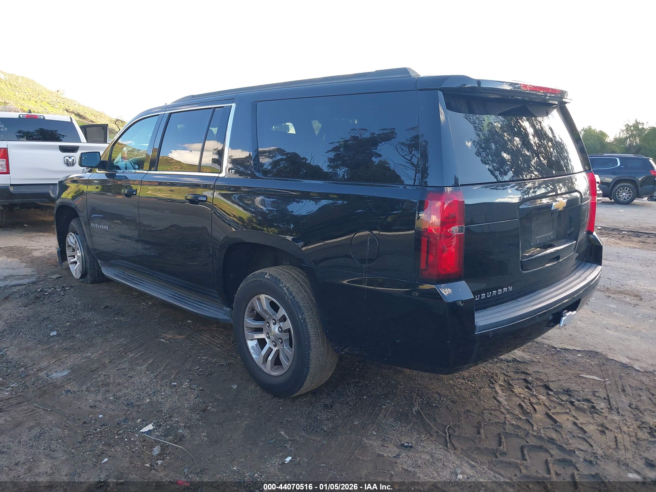 CHEVROLET SUBURBAN image 3