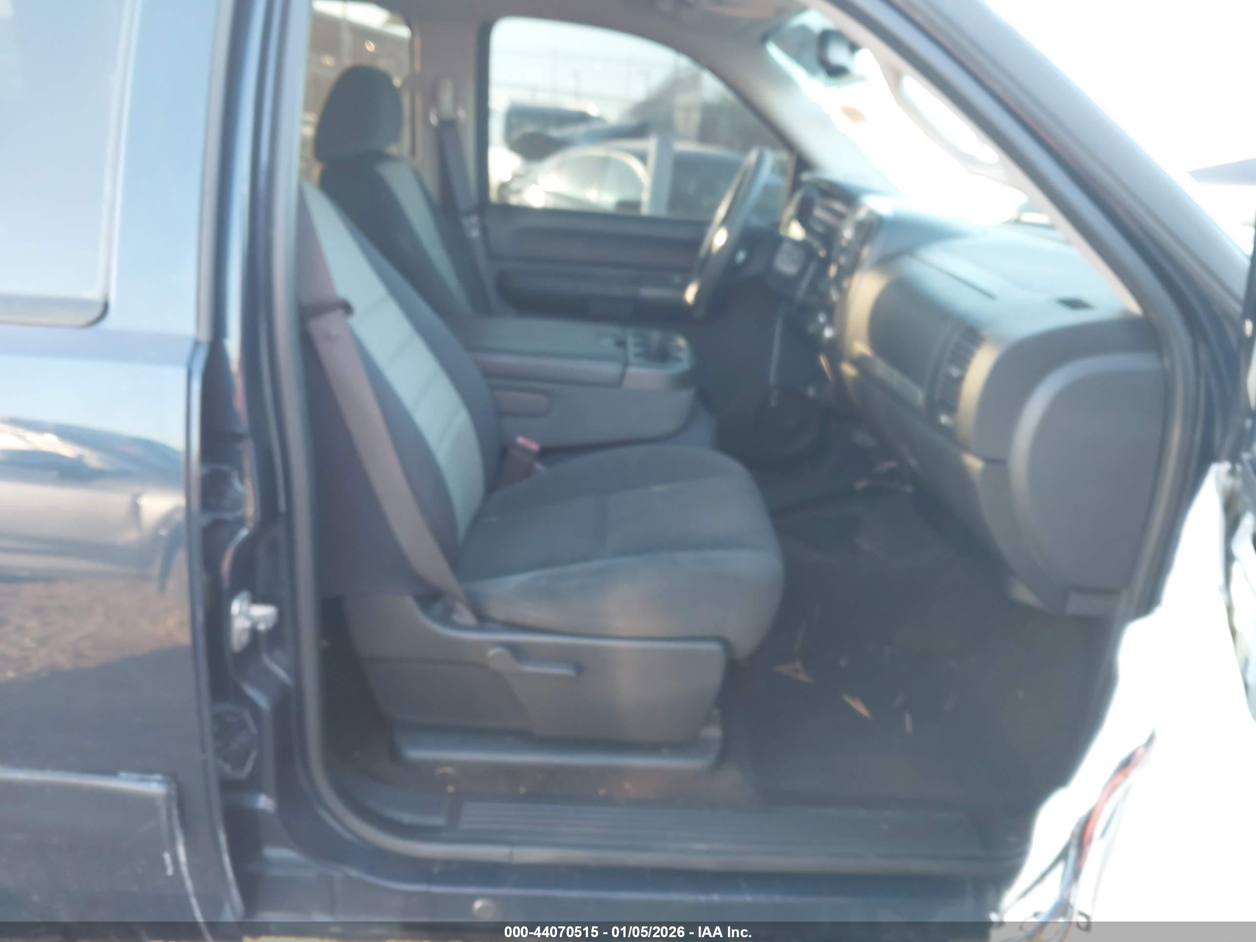 CHEVROLET SILVERADO image 5