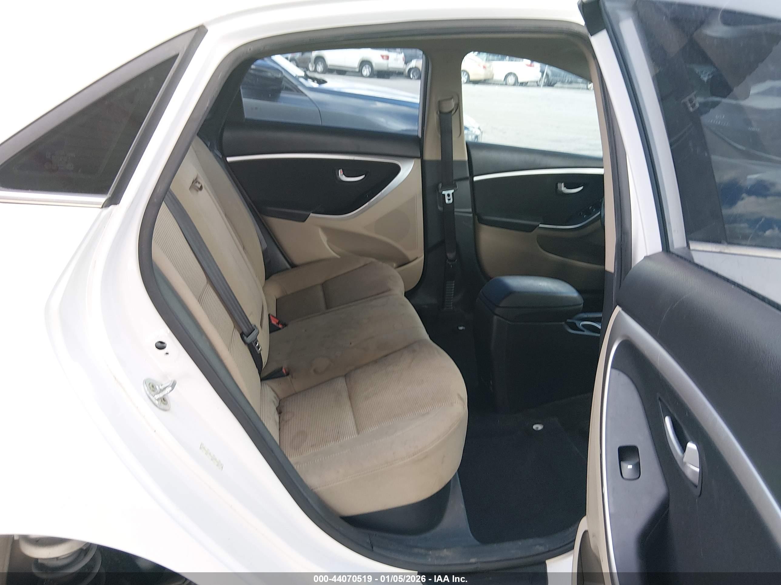 HYUNDAI ELANTRA image 8