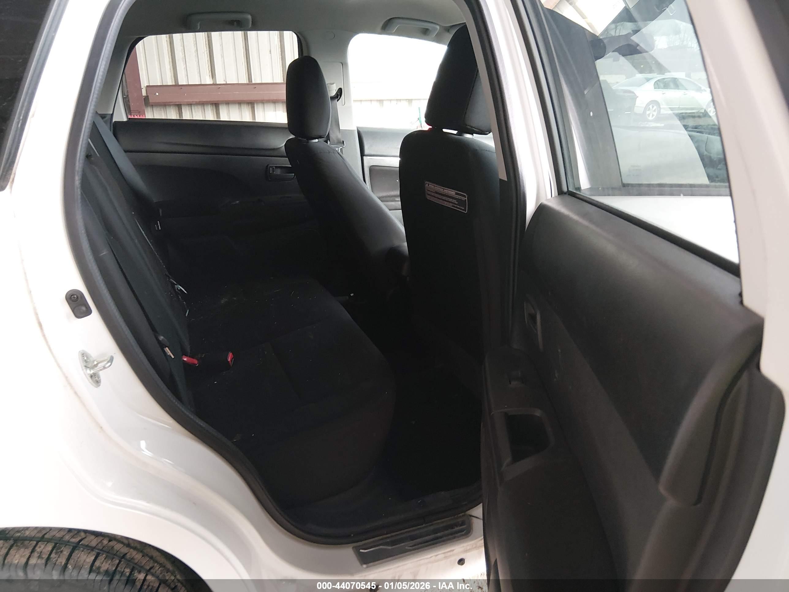 MITSUBISHI OUTLANDER image 8