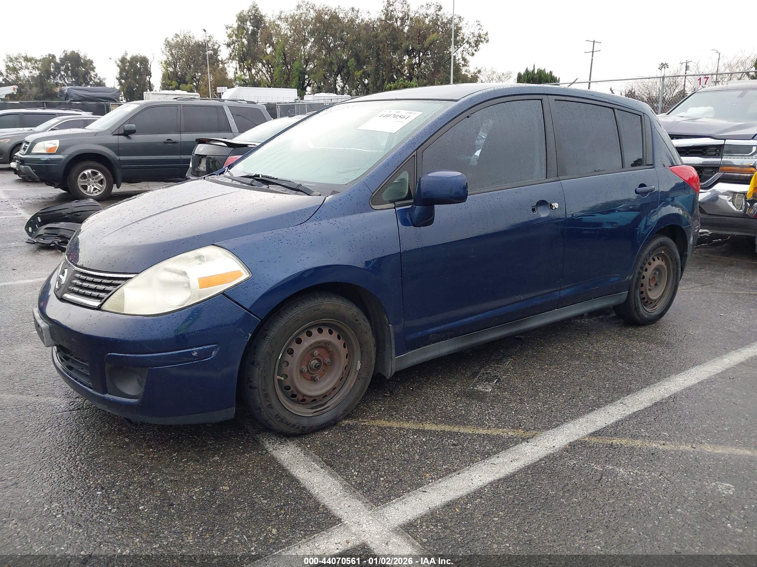 NISSAN VERSA image 2
