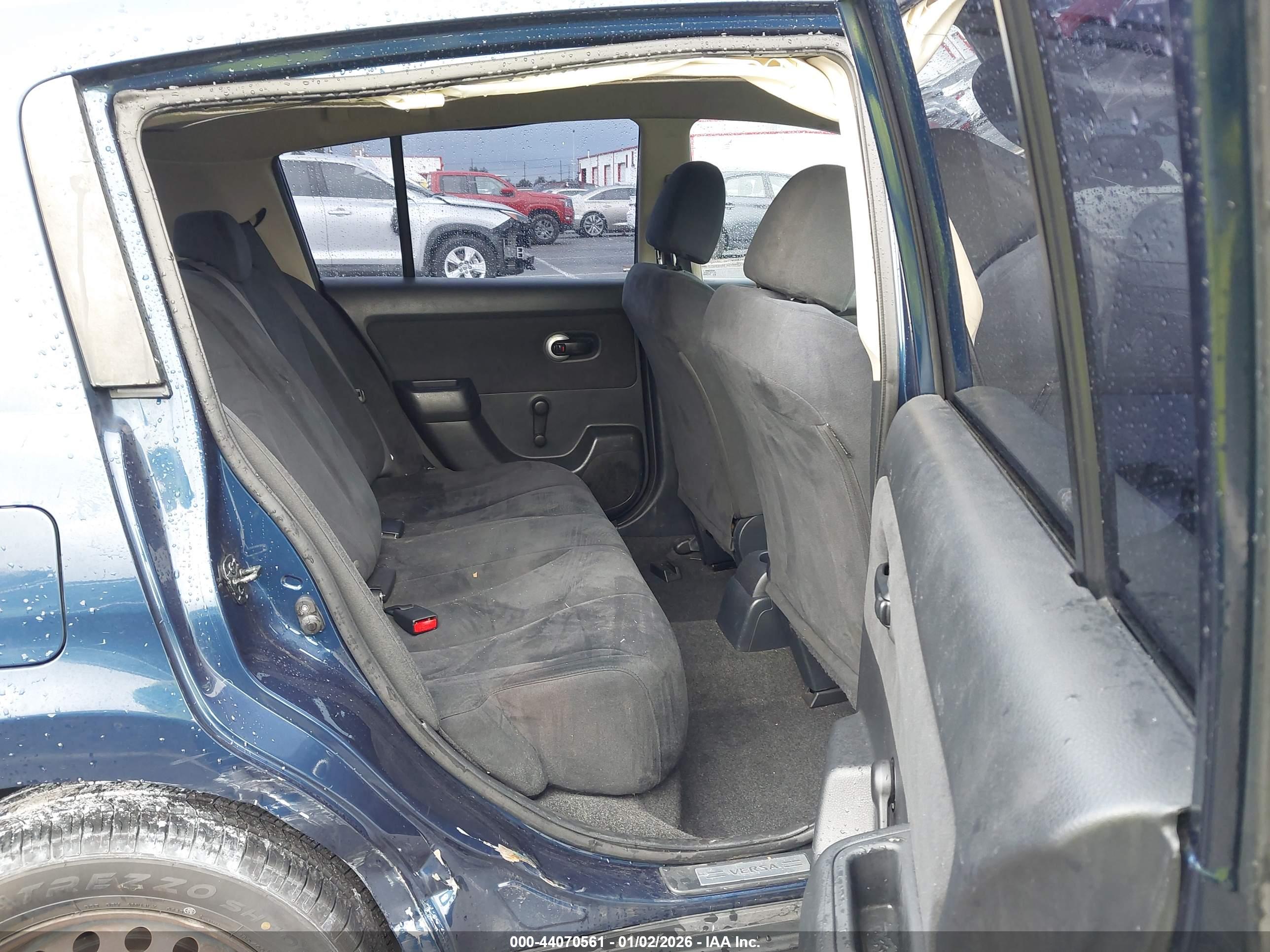 NISSAN VERSA image 8