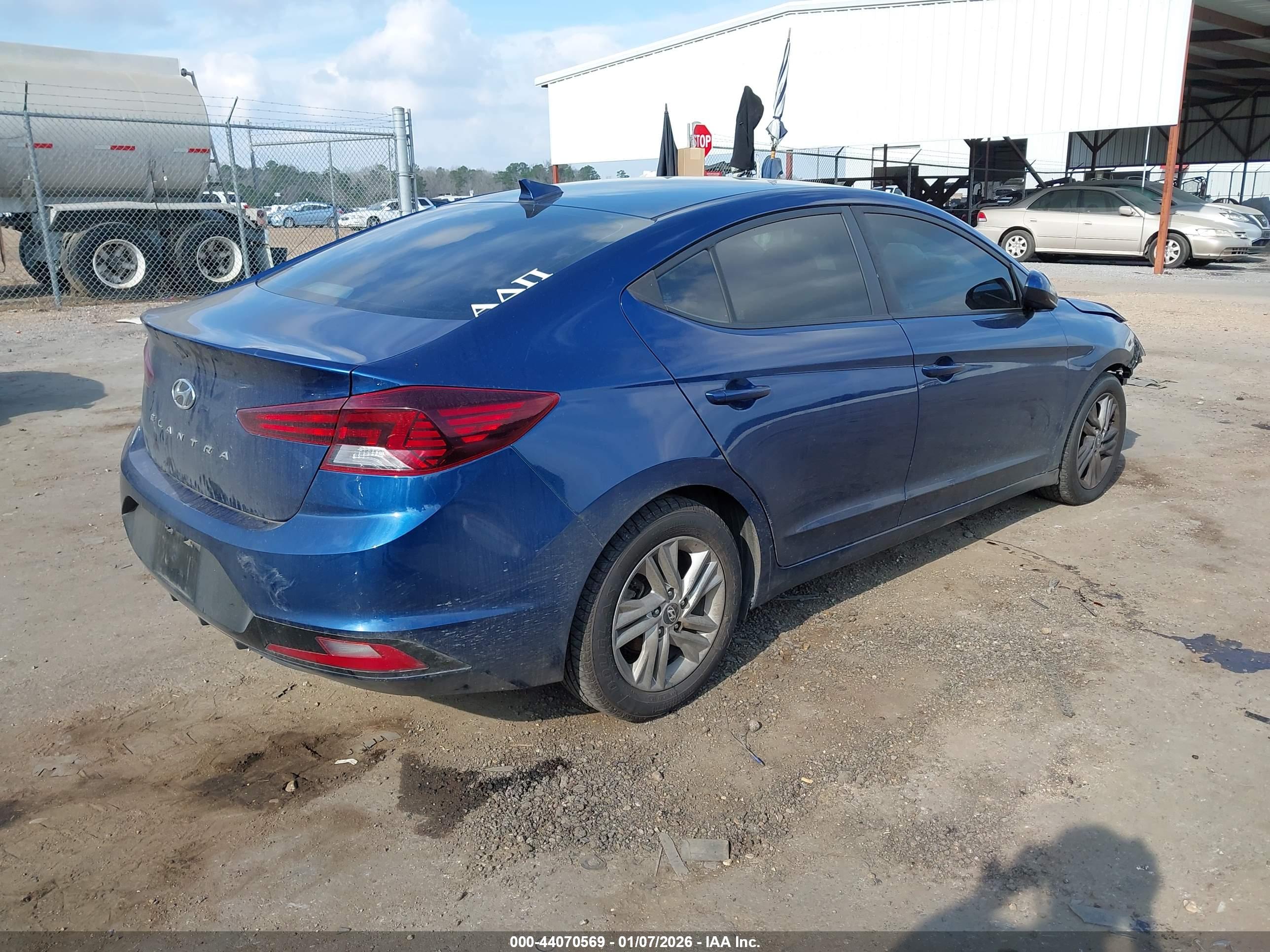 HYUNDAI ELANTRA image 4