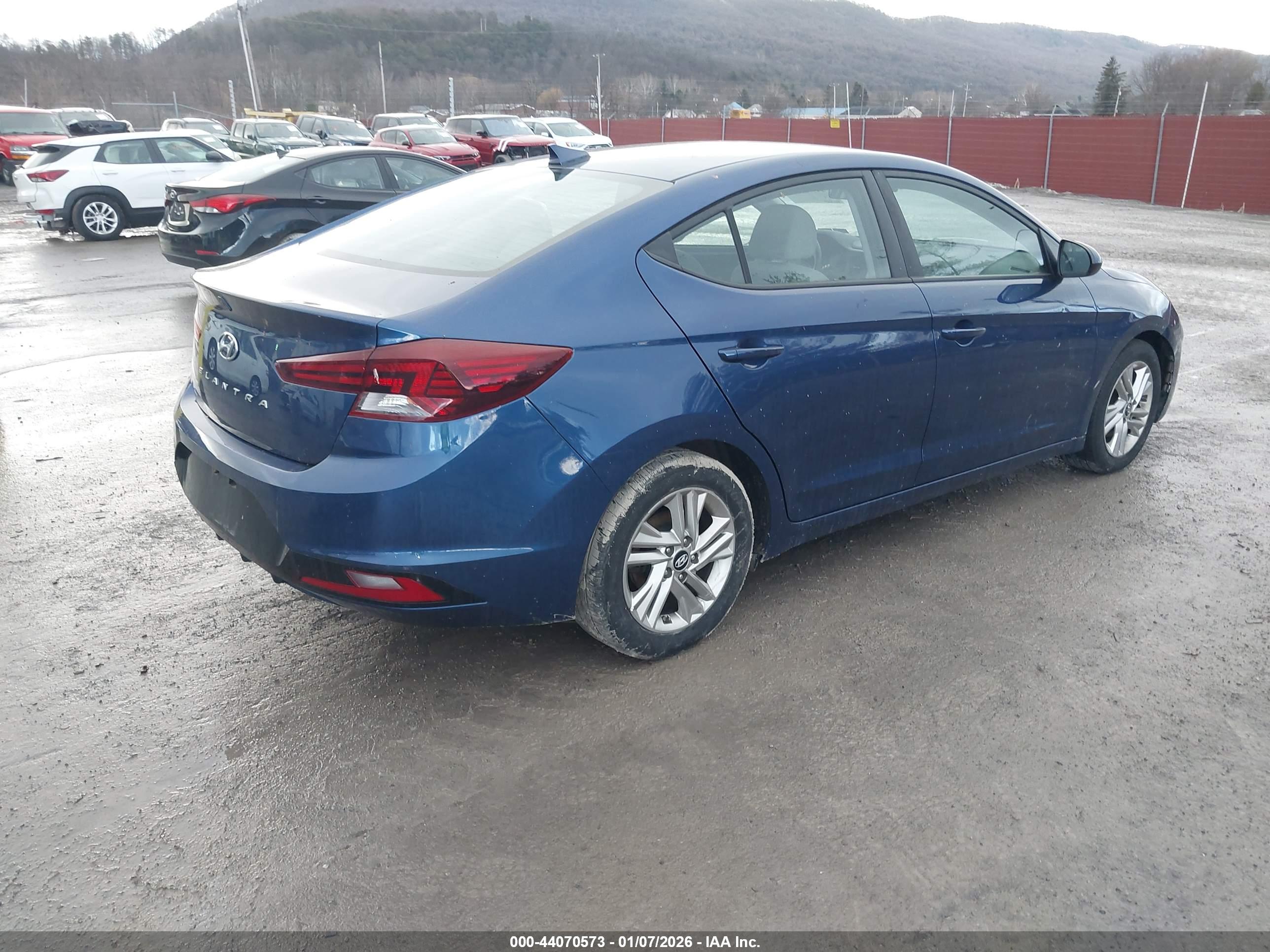 HYUNDAI ELANTRA image 4