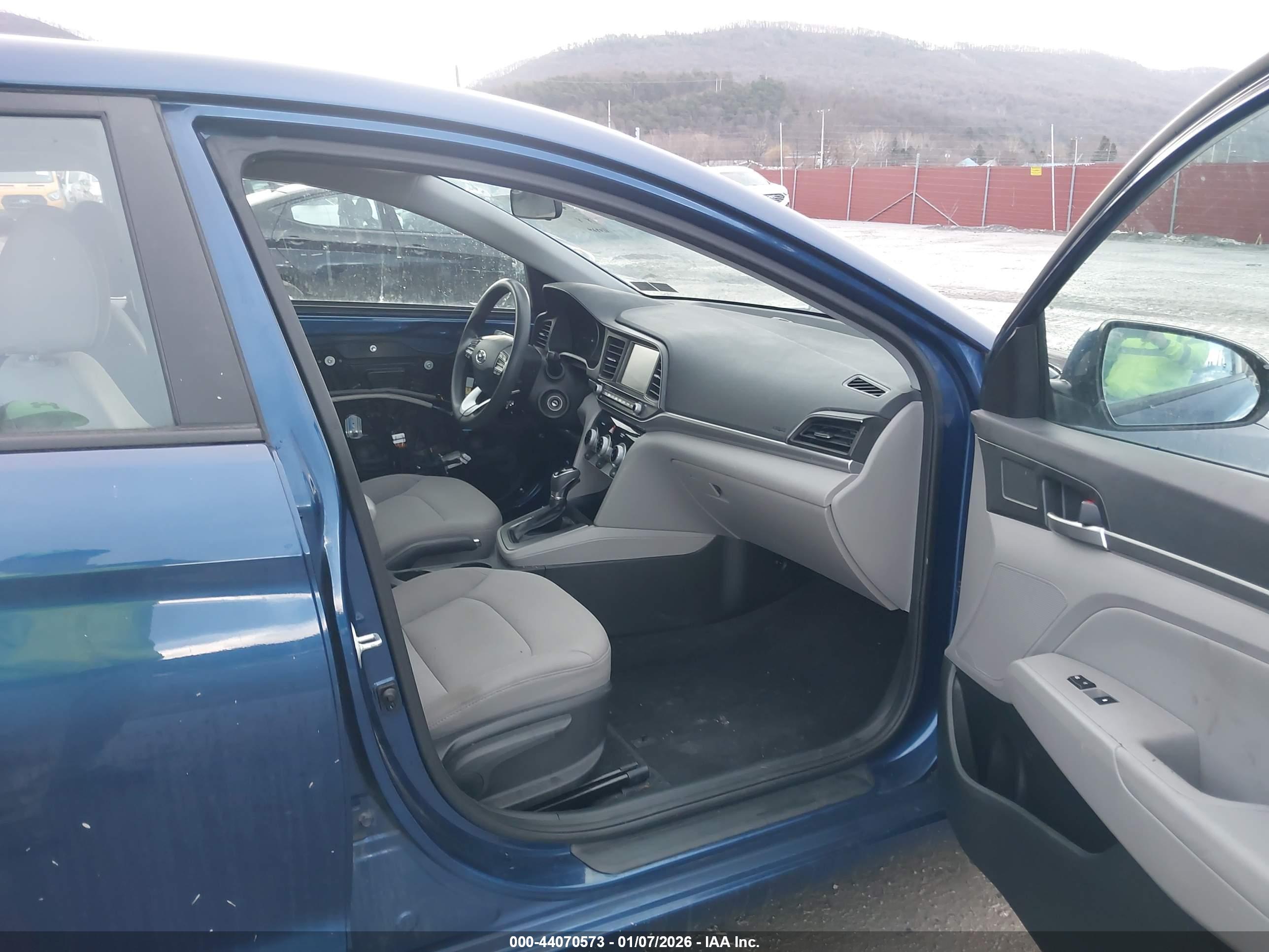 HYUNDAI ELANTRA image 5