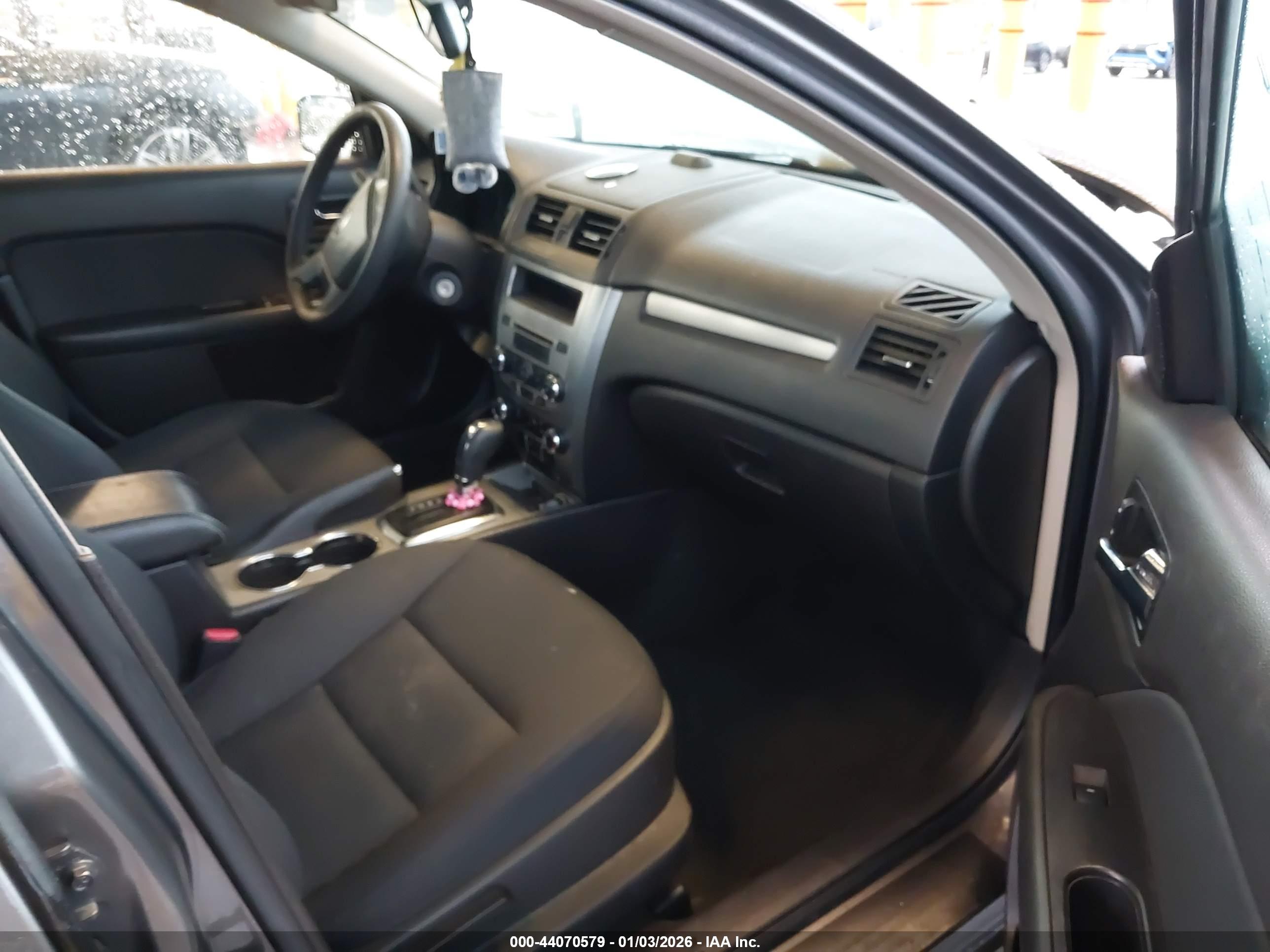 FORD FUSION image 5