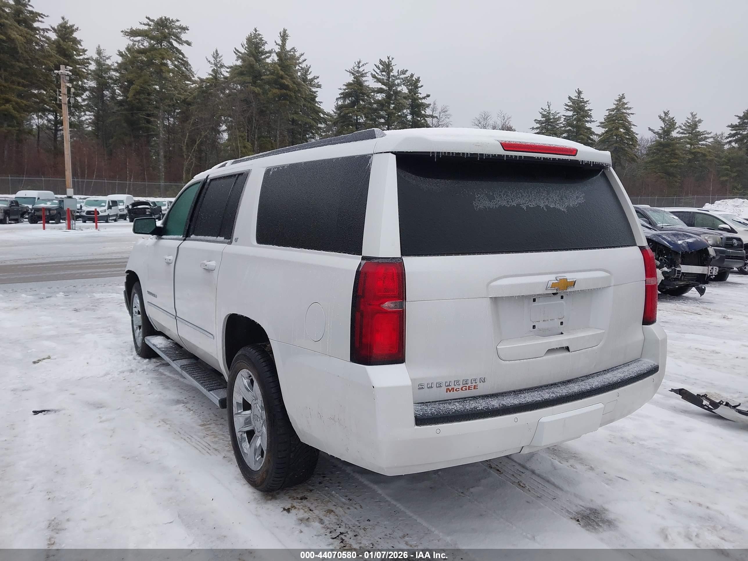 CHEVROLET SUBURBAN image 3