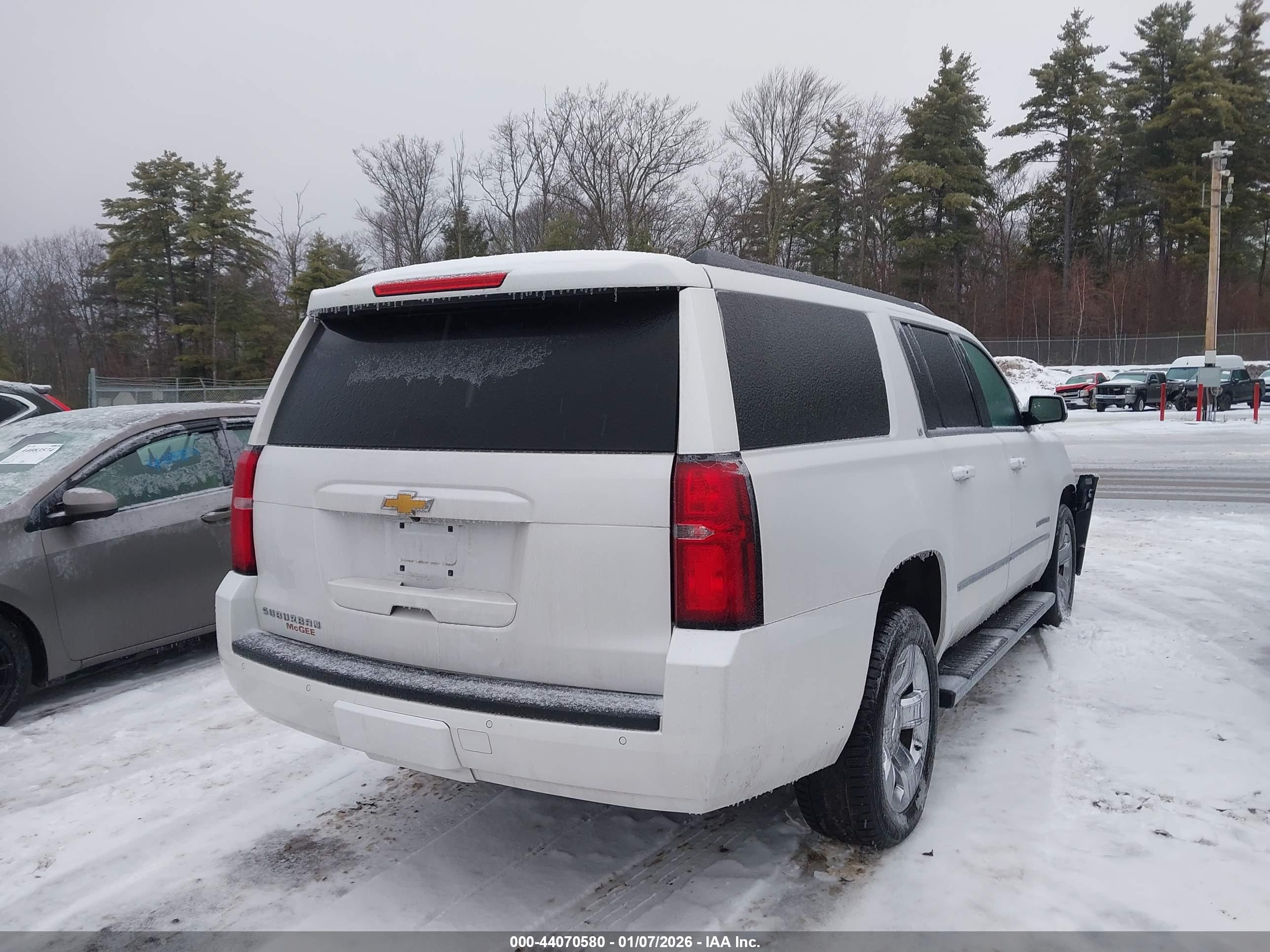 CHEVROLET SUBURBAN image 4