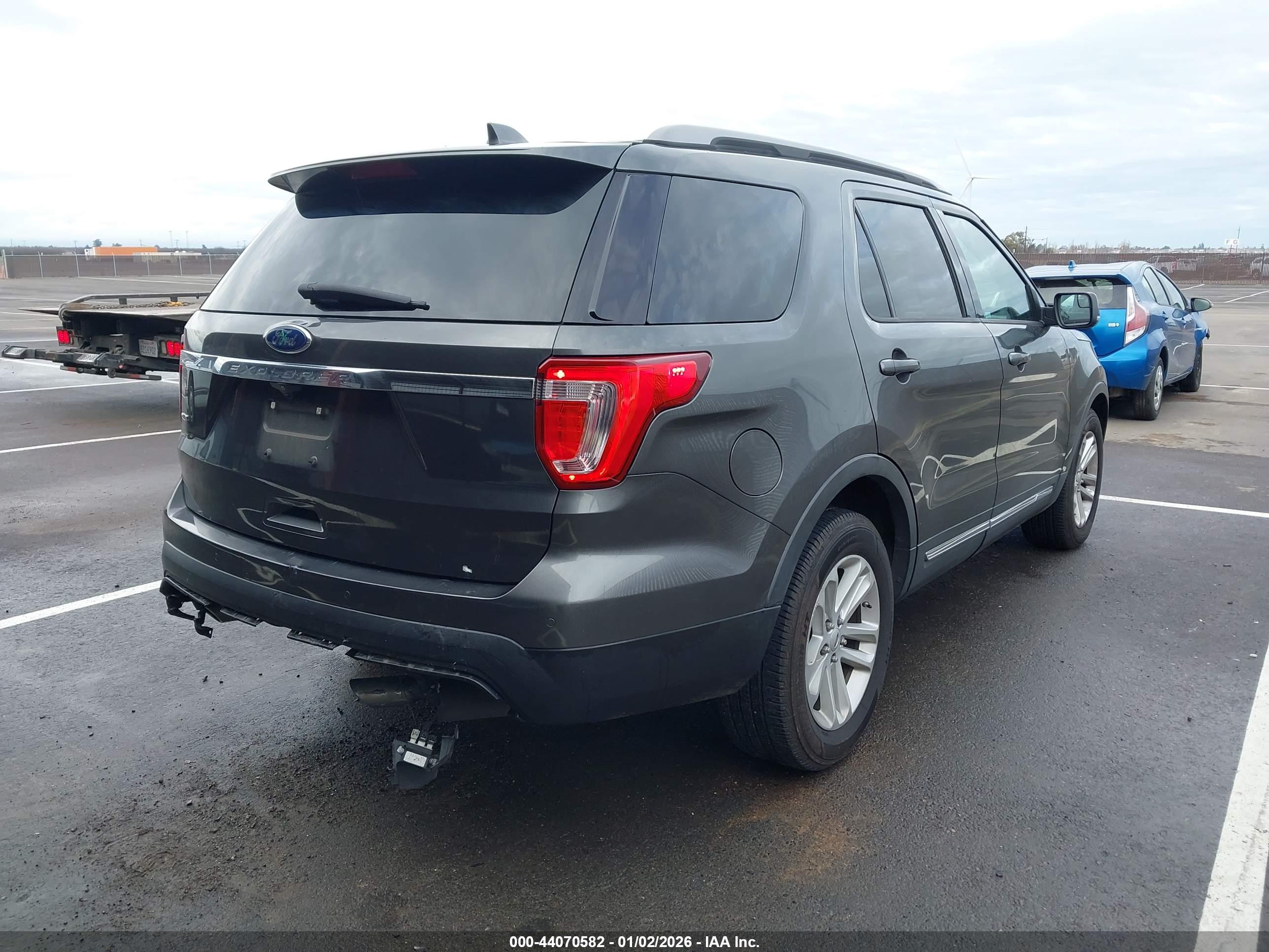 FORD EXPLORER image 4