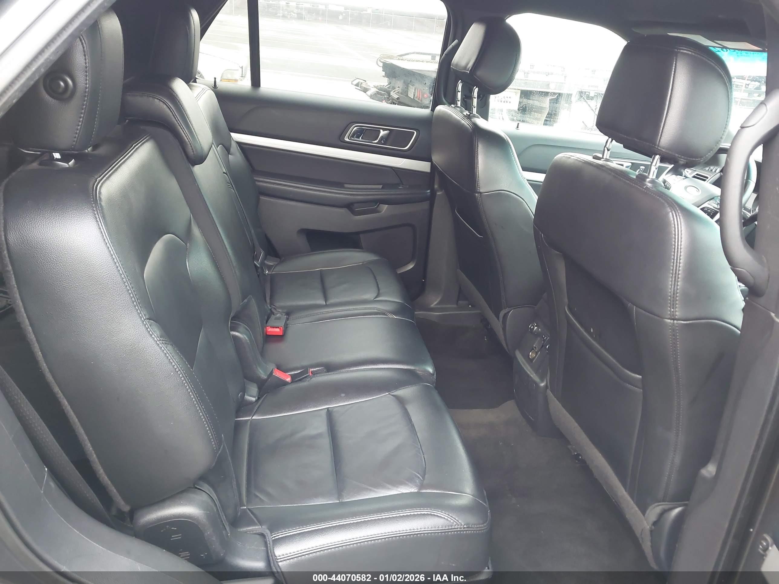 FORD EXPLORER image 8