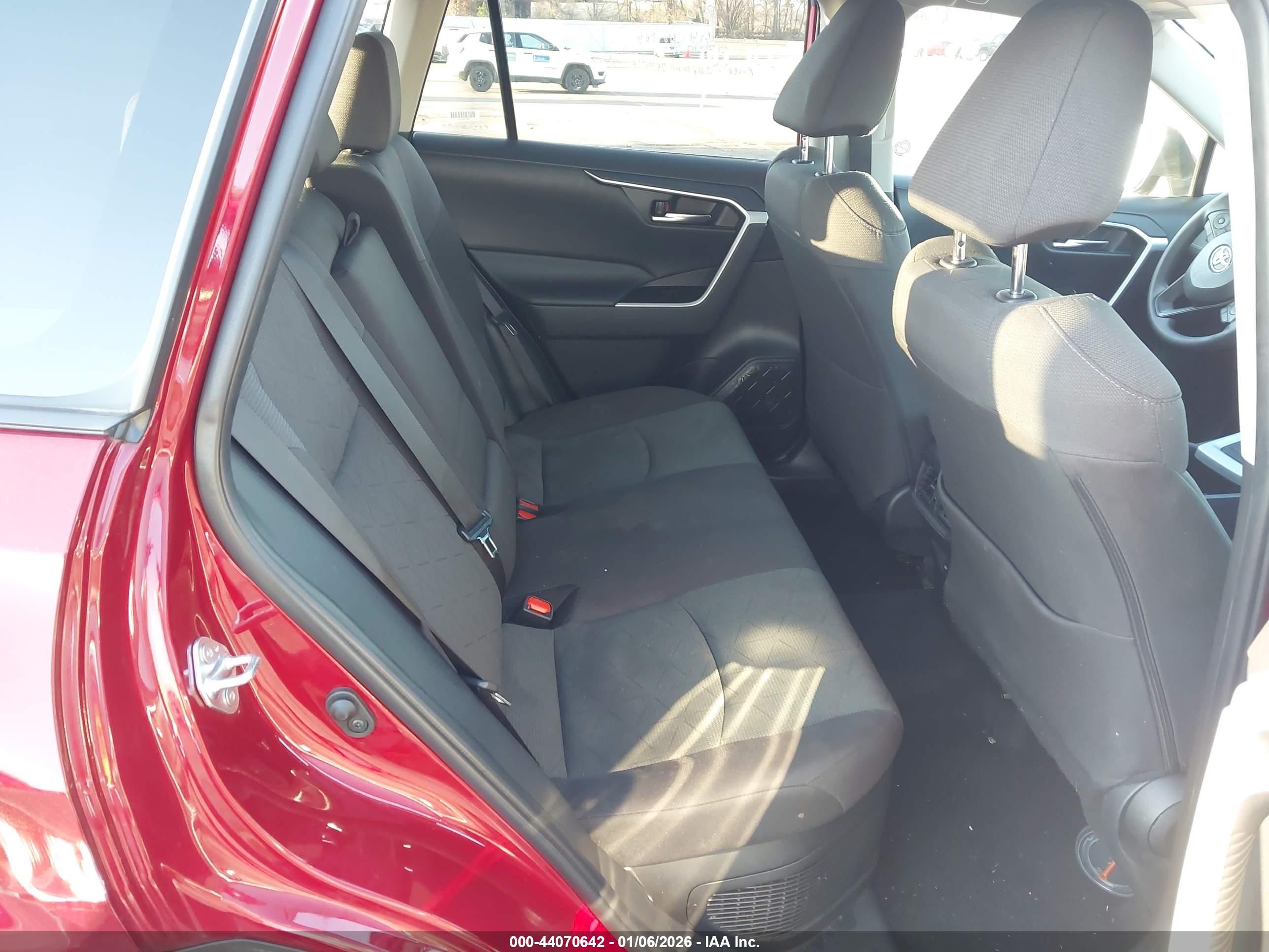 TOYOTA RAV4 image 8