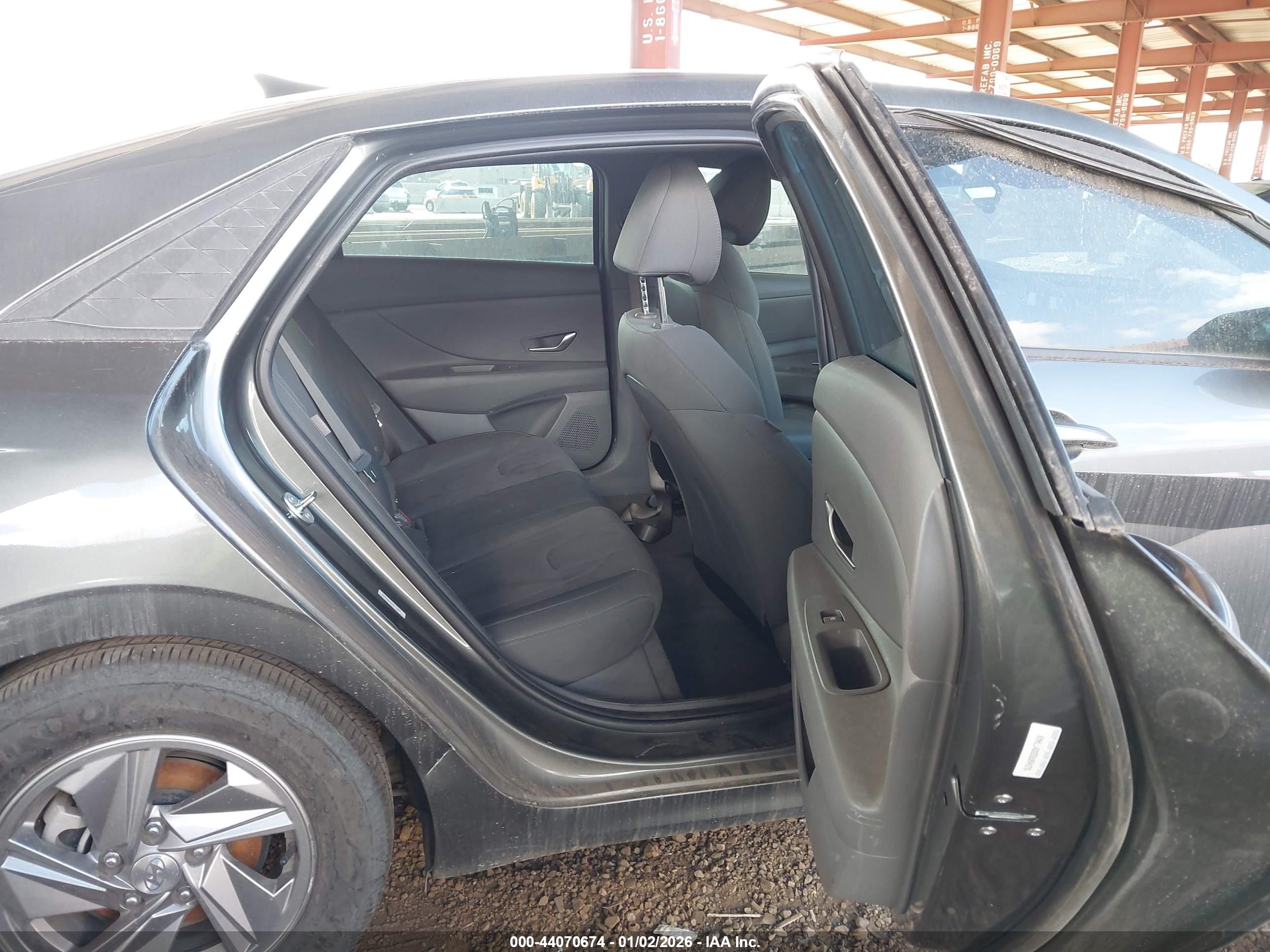 HYUNDAI ELANTRA image 8
