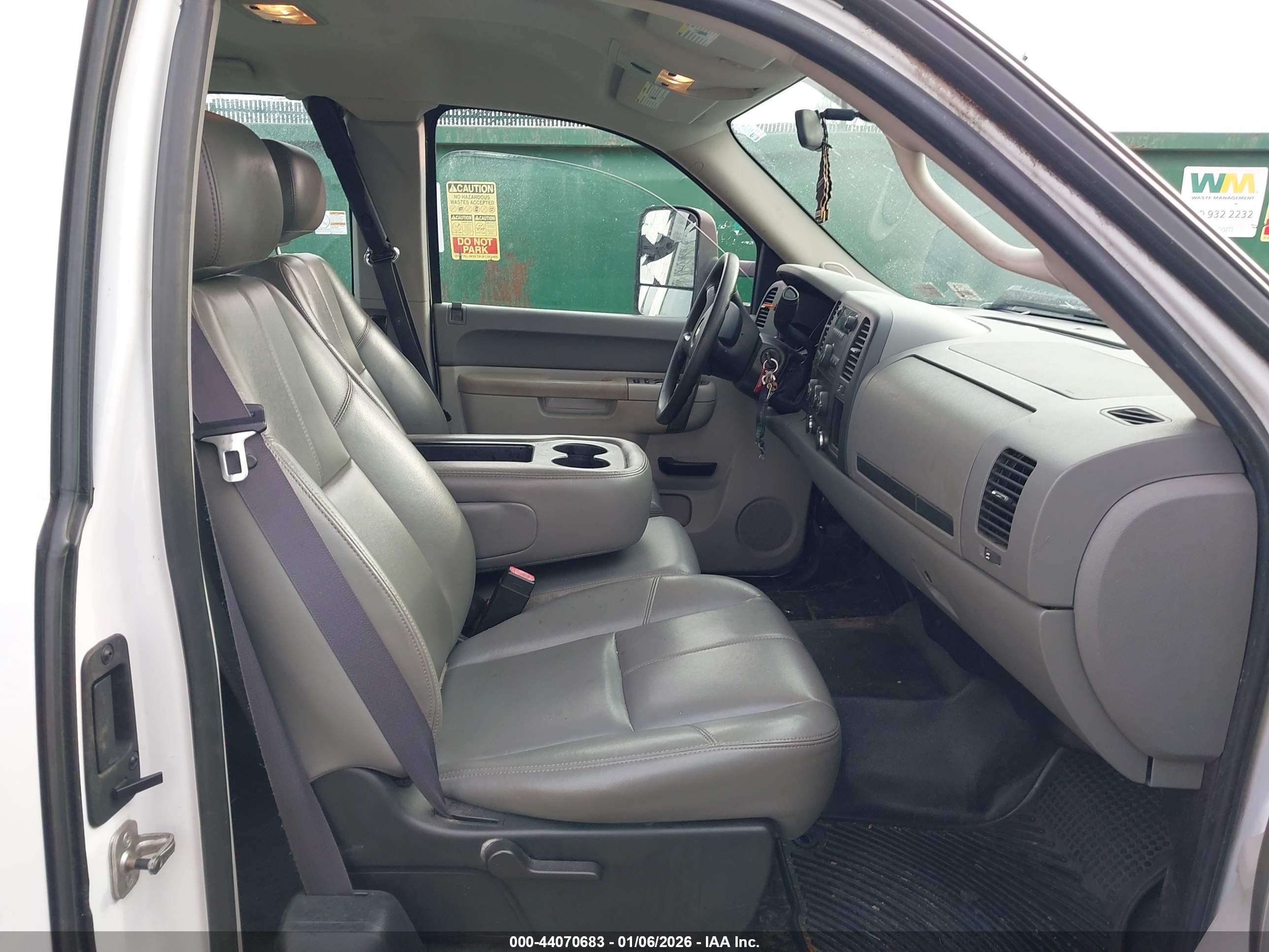 CHEVROLET SILVERADO image 5
