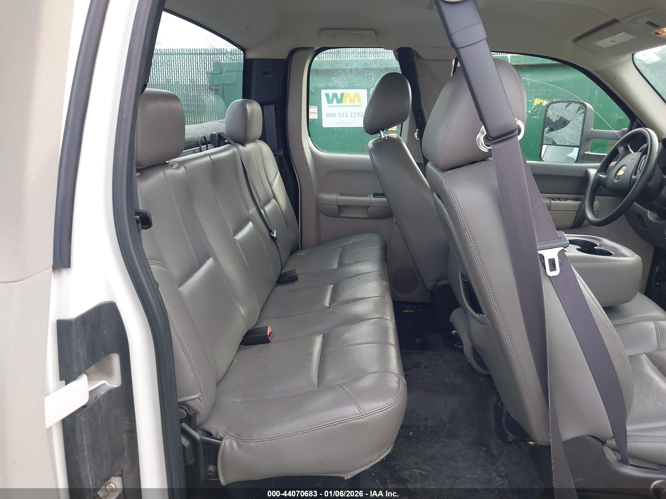 CHEVROLET SILVERADO image 8