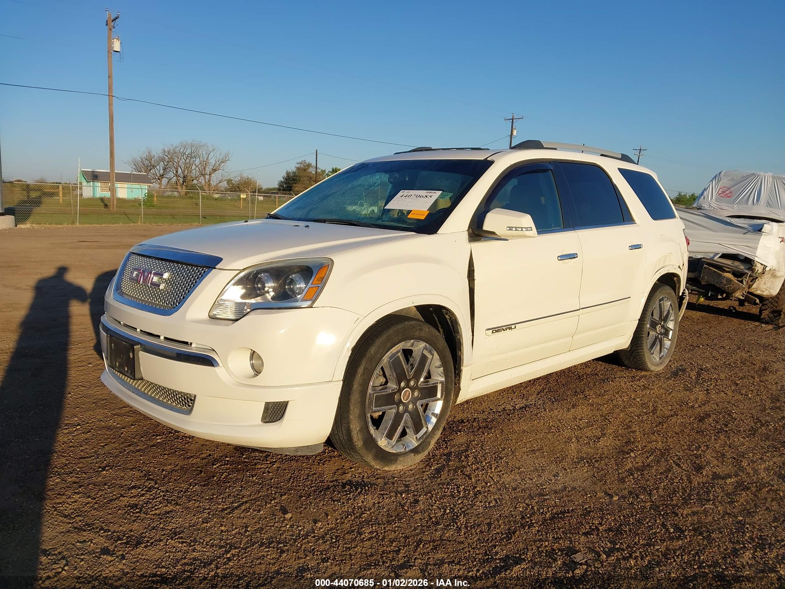 GMC ACADIA image 2