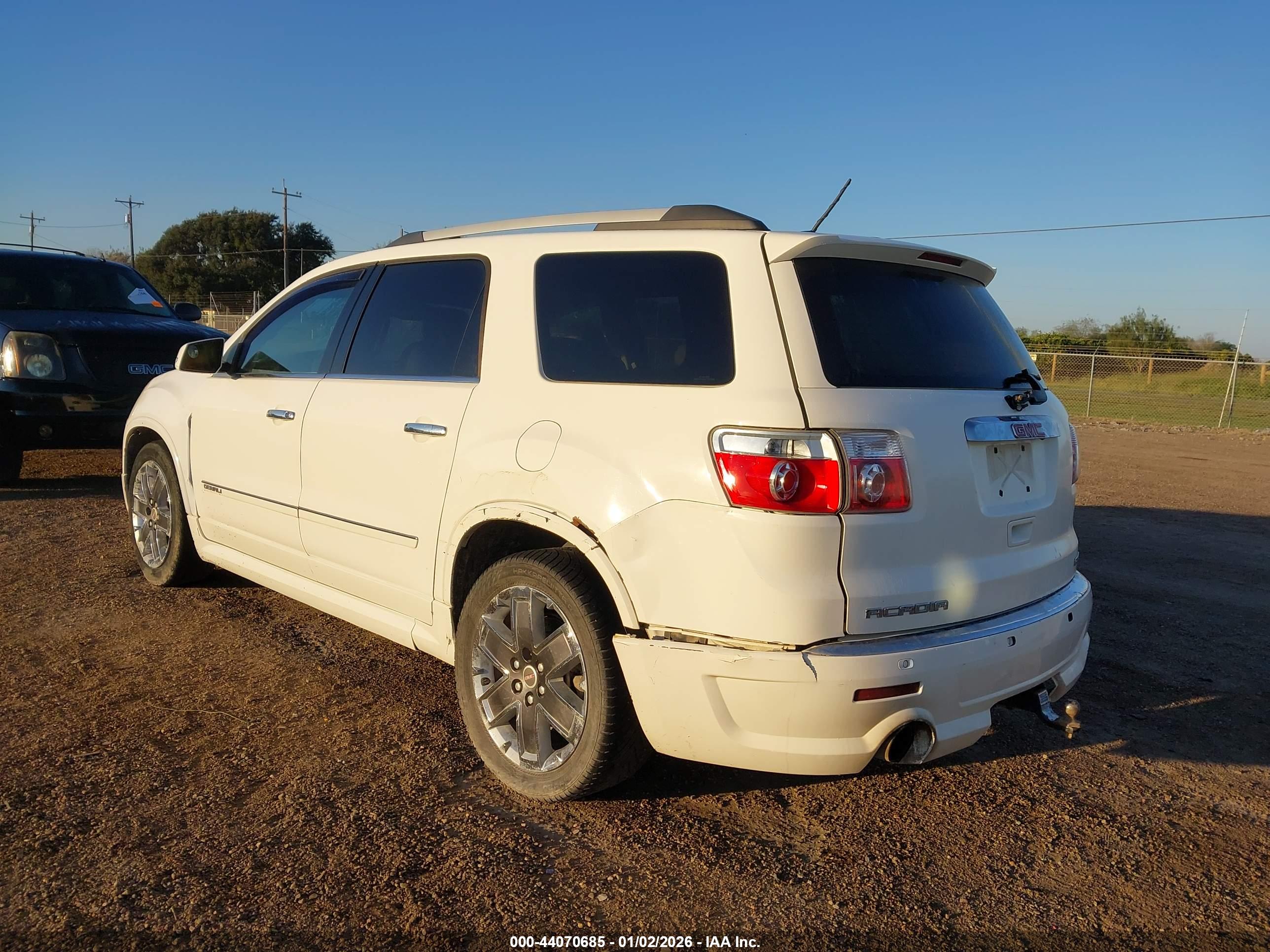GMC ACADIA image 3