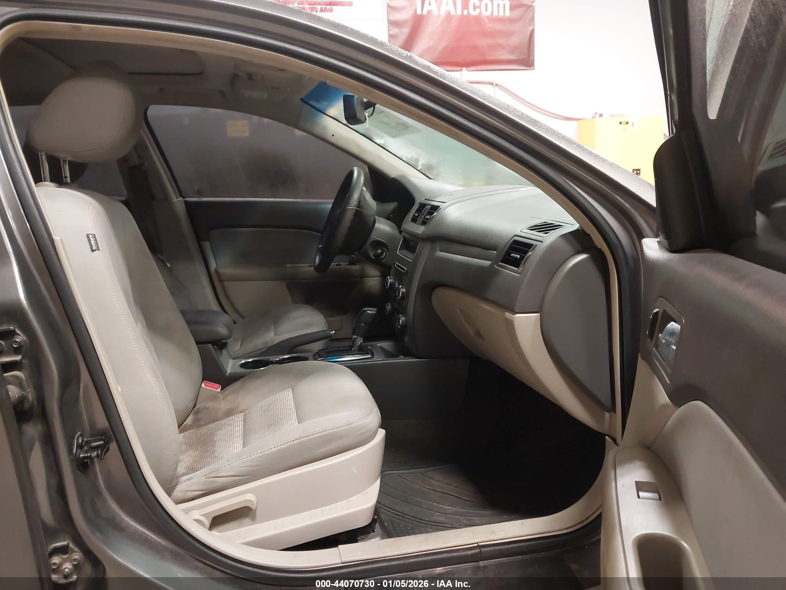 FORD FUSION image 5
