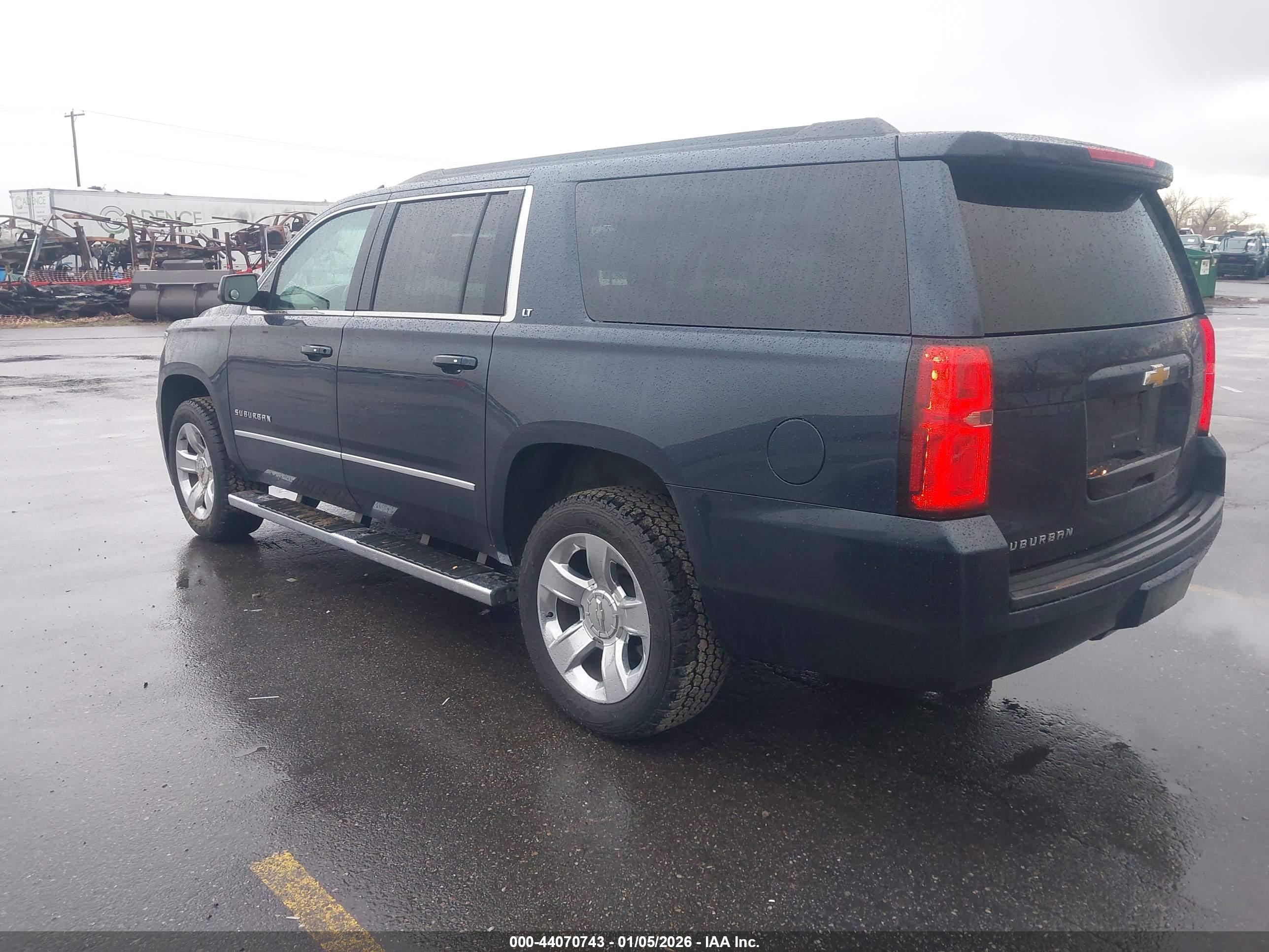 CHEVROLET SUBURBAN image 3