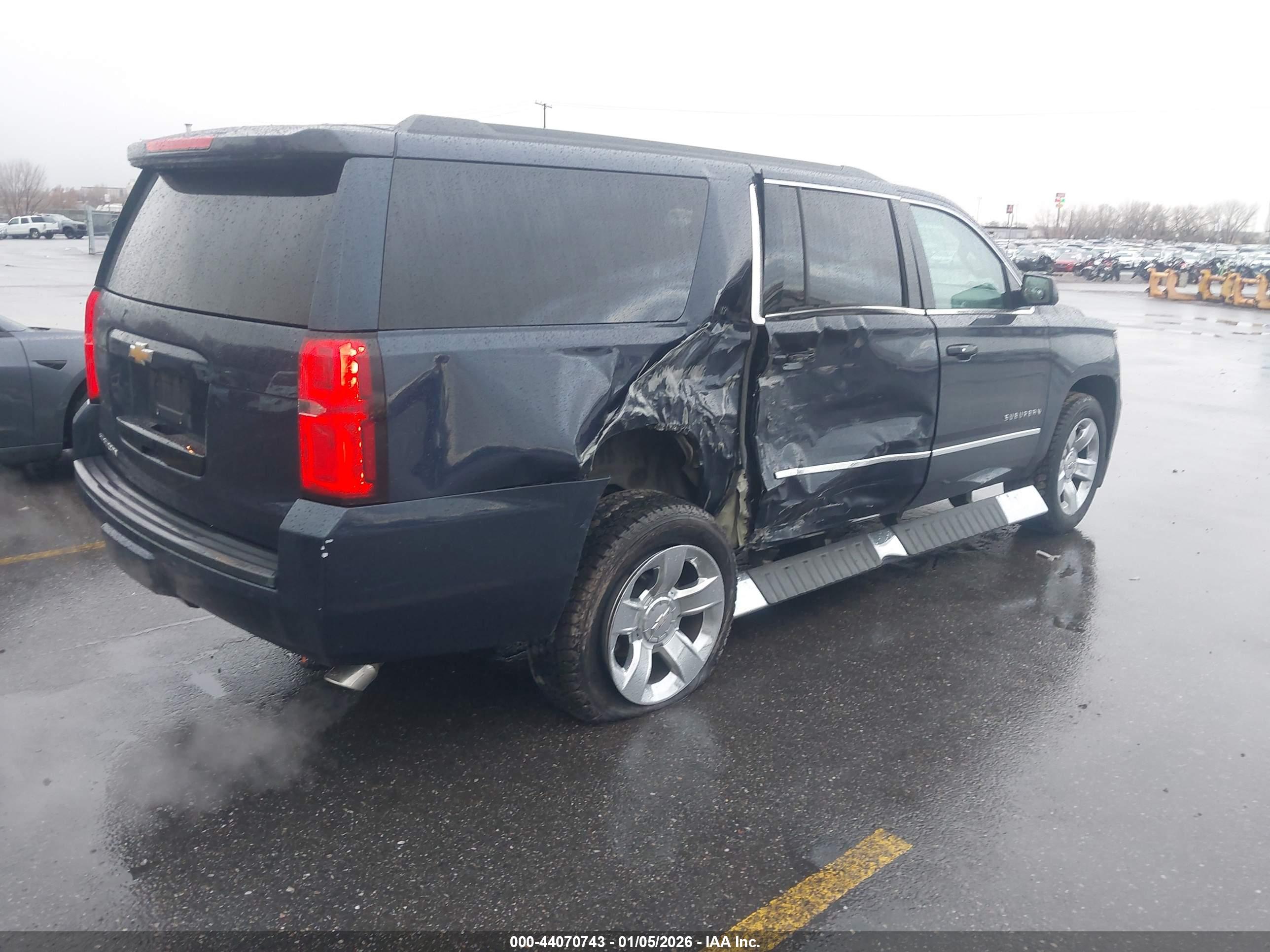 CHEVROLET SUBURBAN image 4