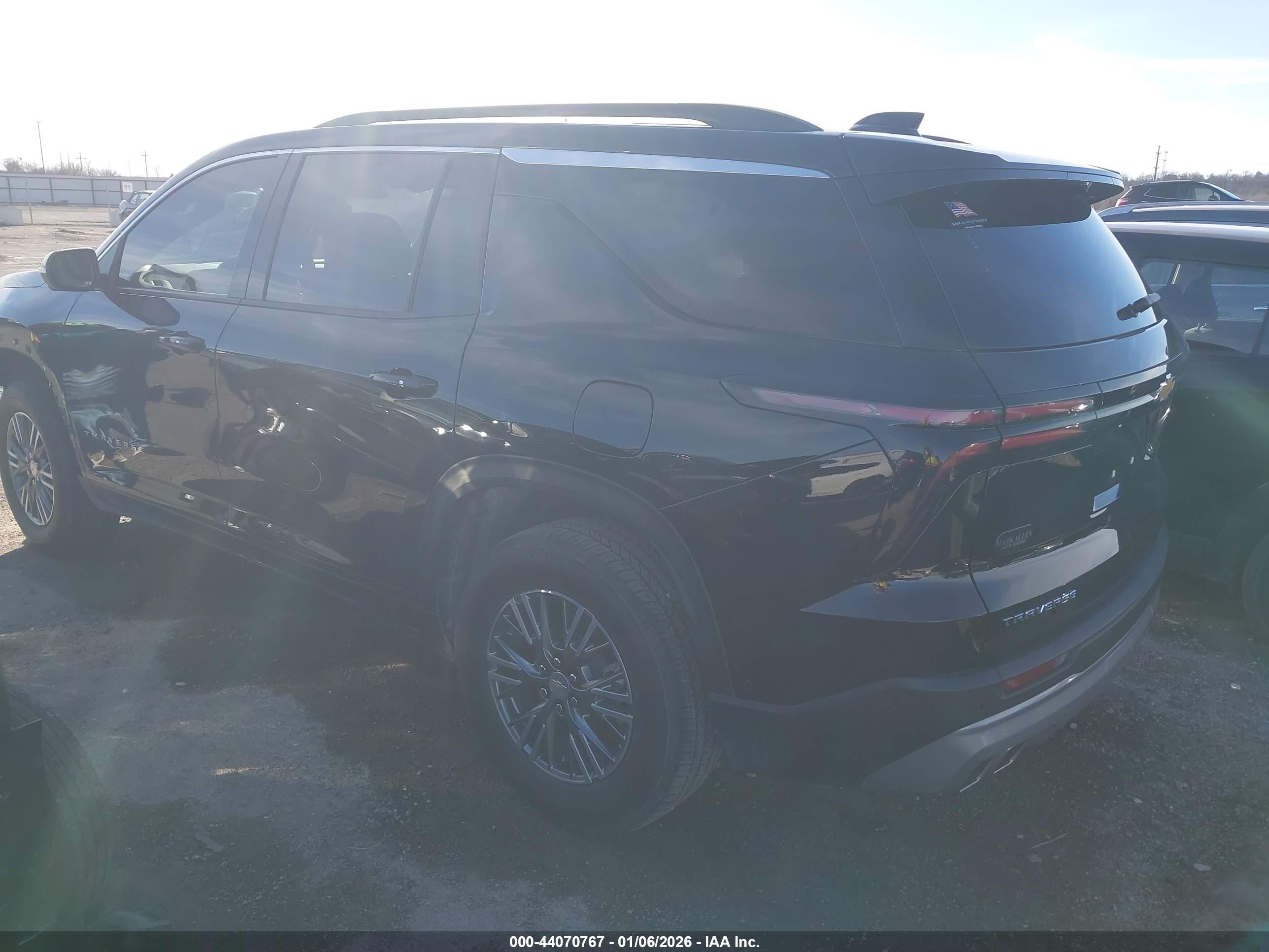 CHEVROLET TRAVERSE image 3