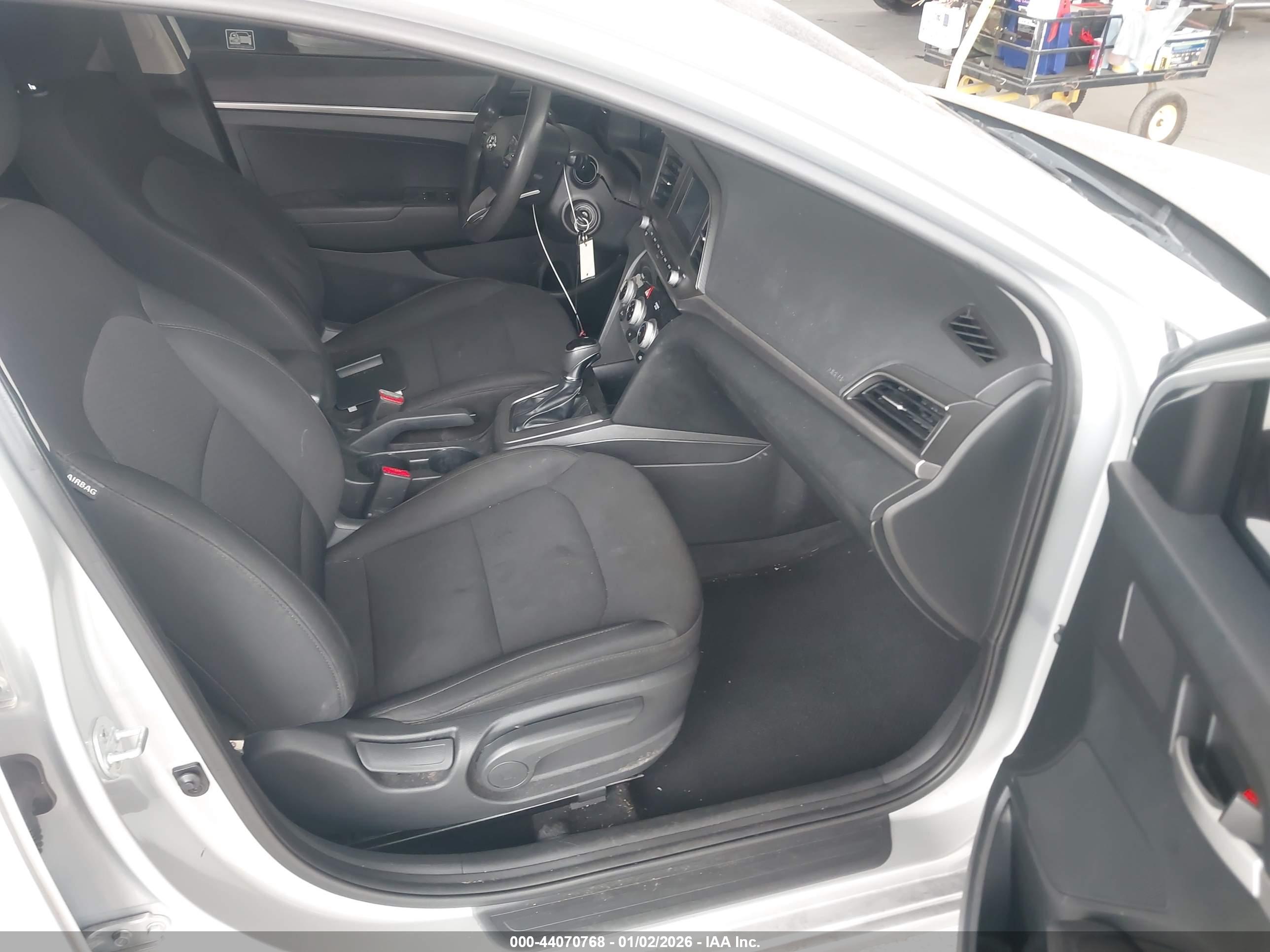 HYUNDAI ELANTRA image 5
