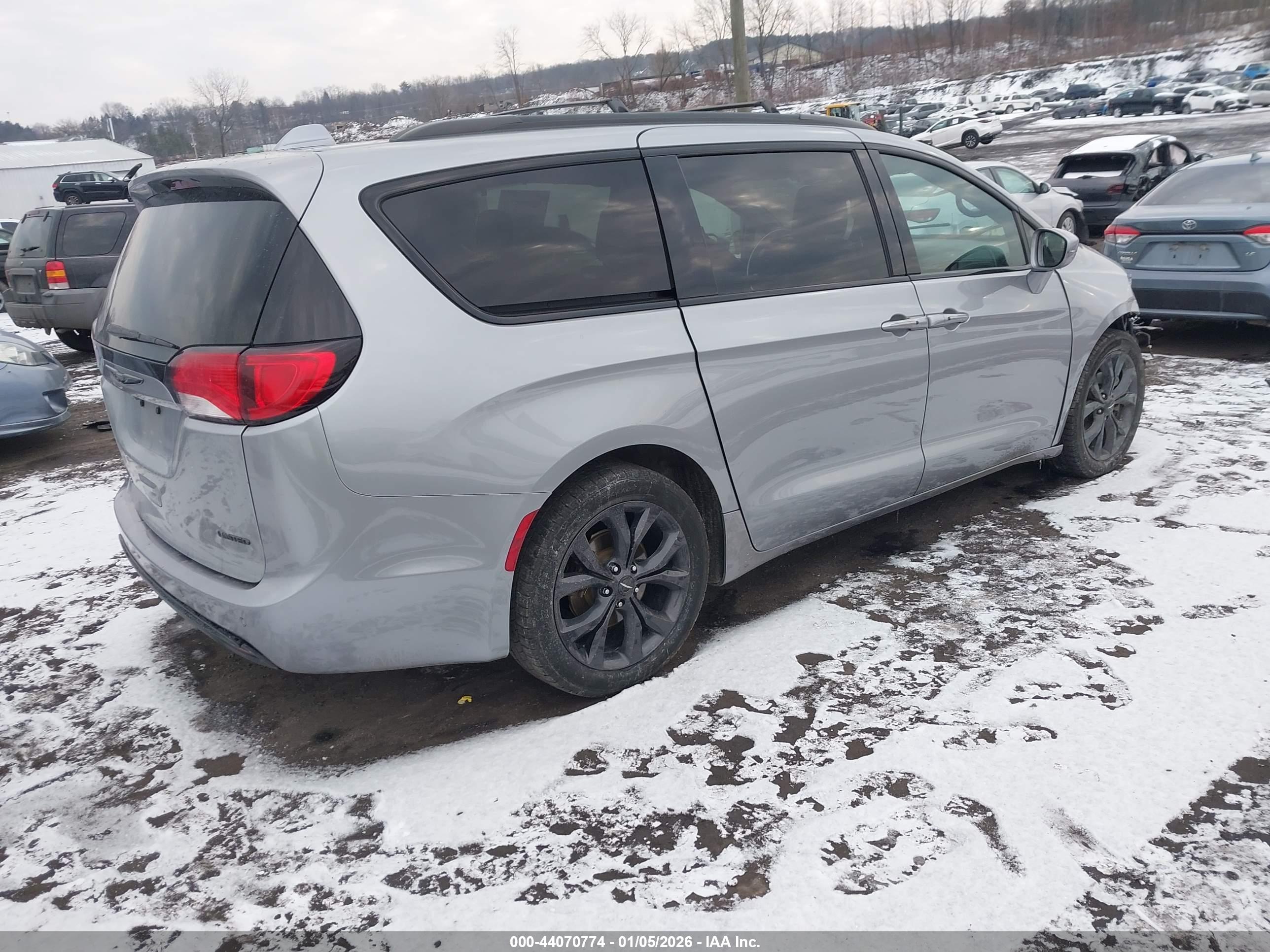 CHRYSLER PACIFICA image 4
