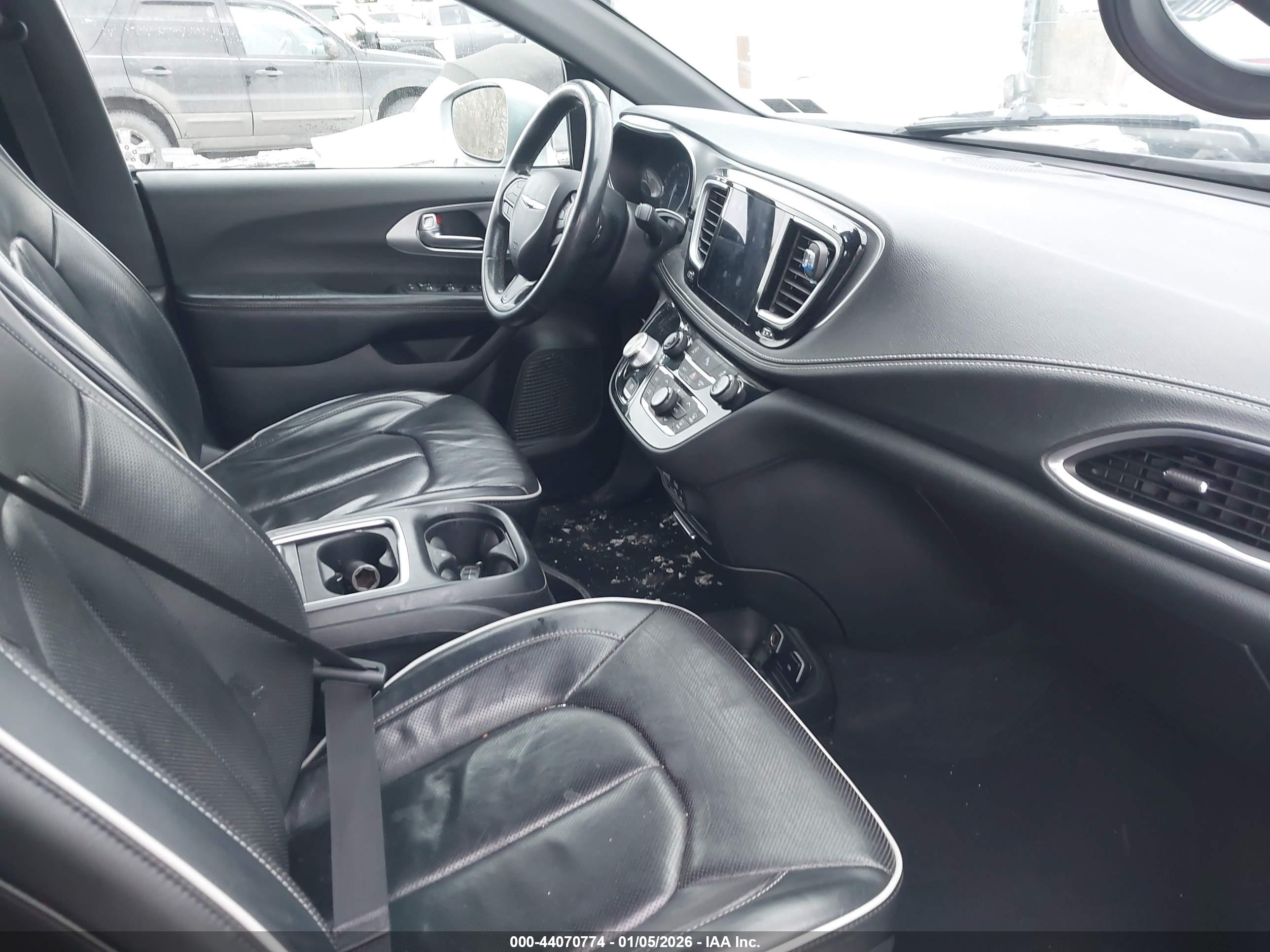 CHRYSLER PACIFICA image 5