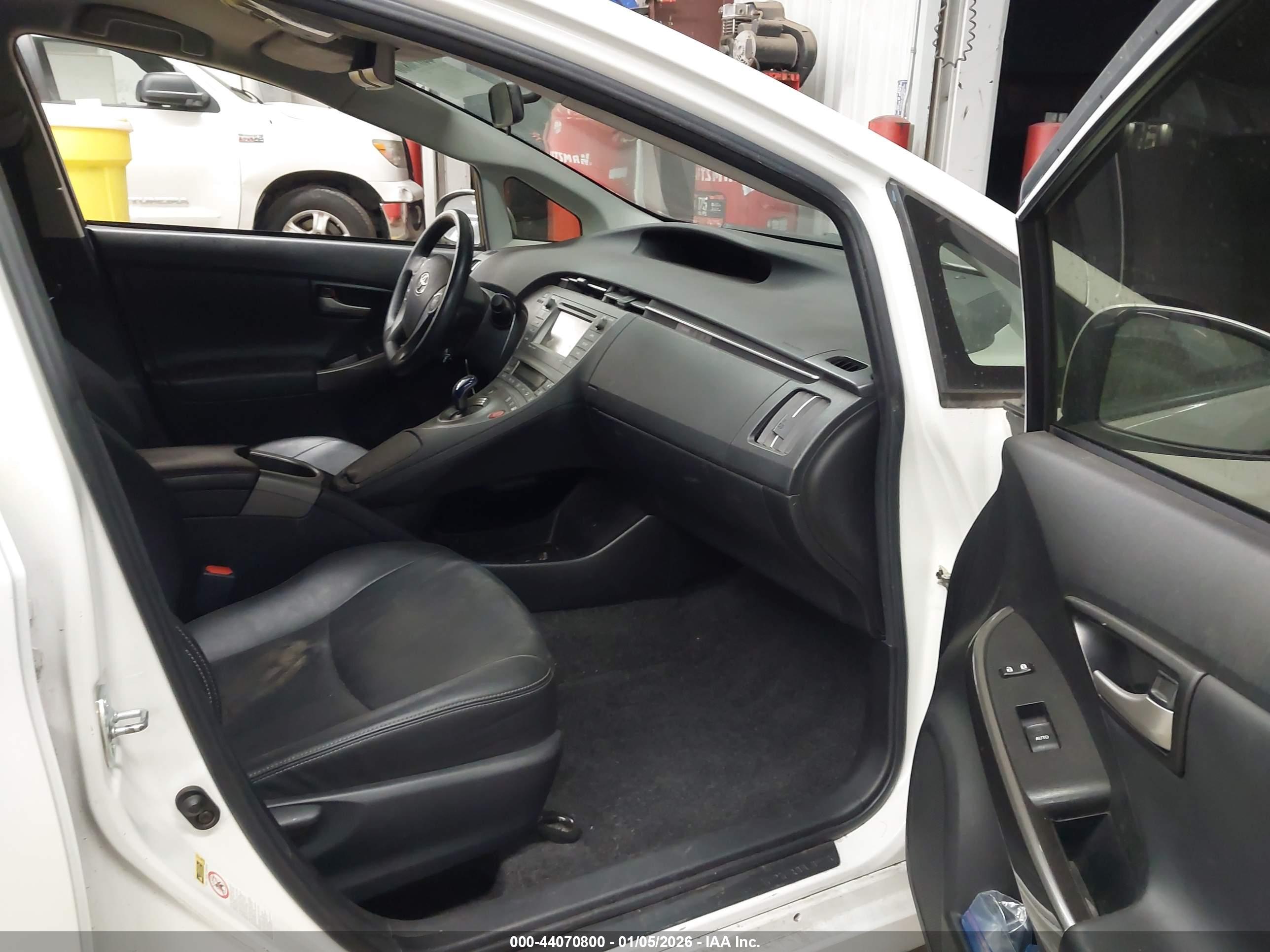 TOYOTA PRIUS image 5