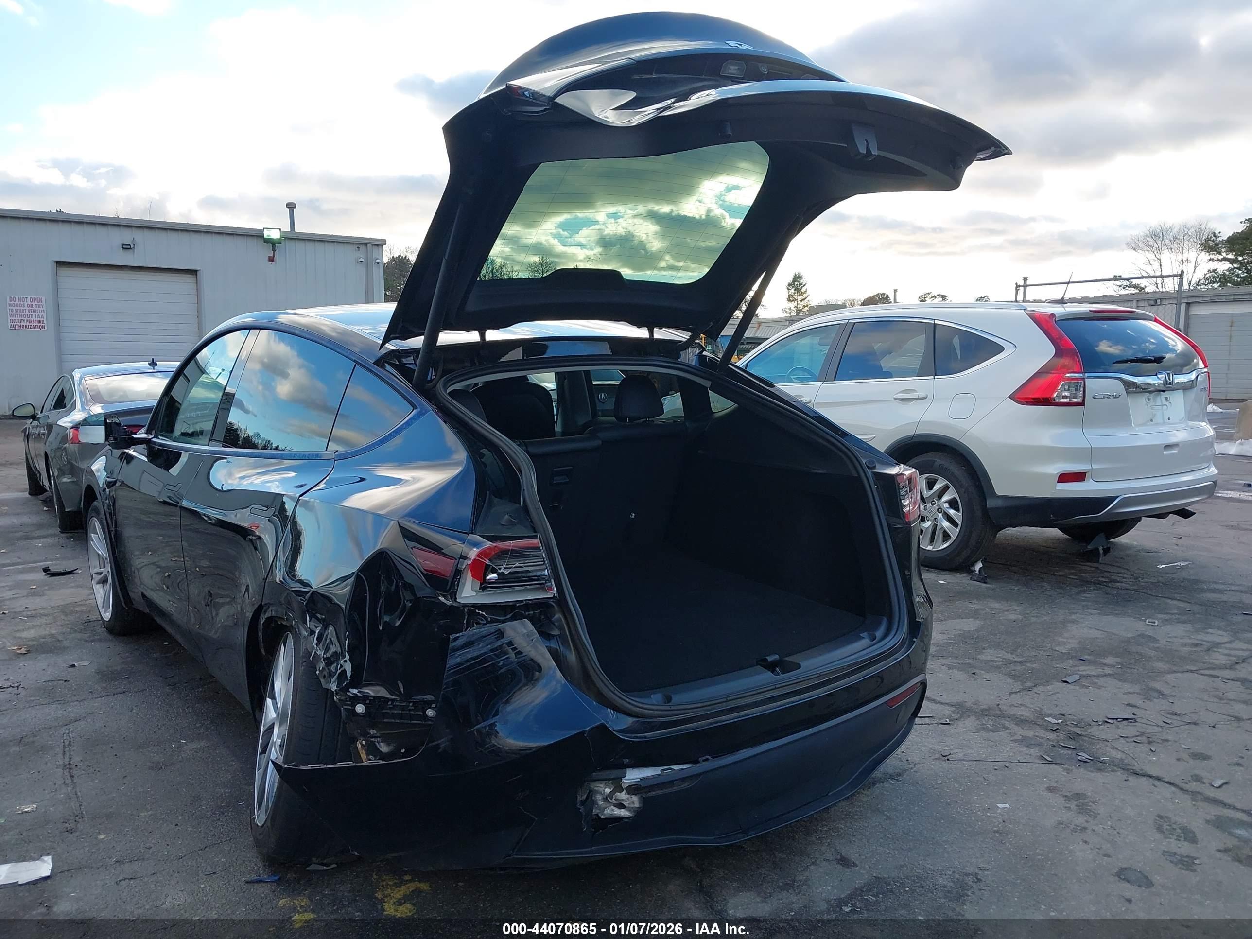 TESLA MODEL image 3
