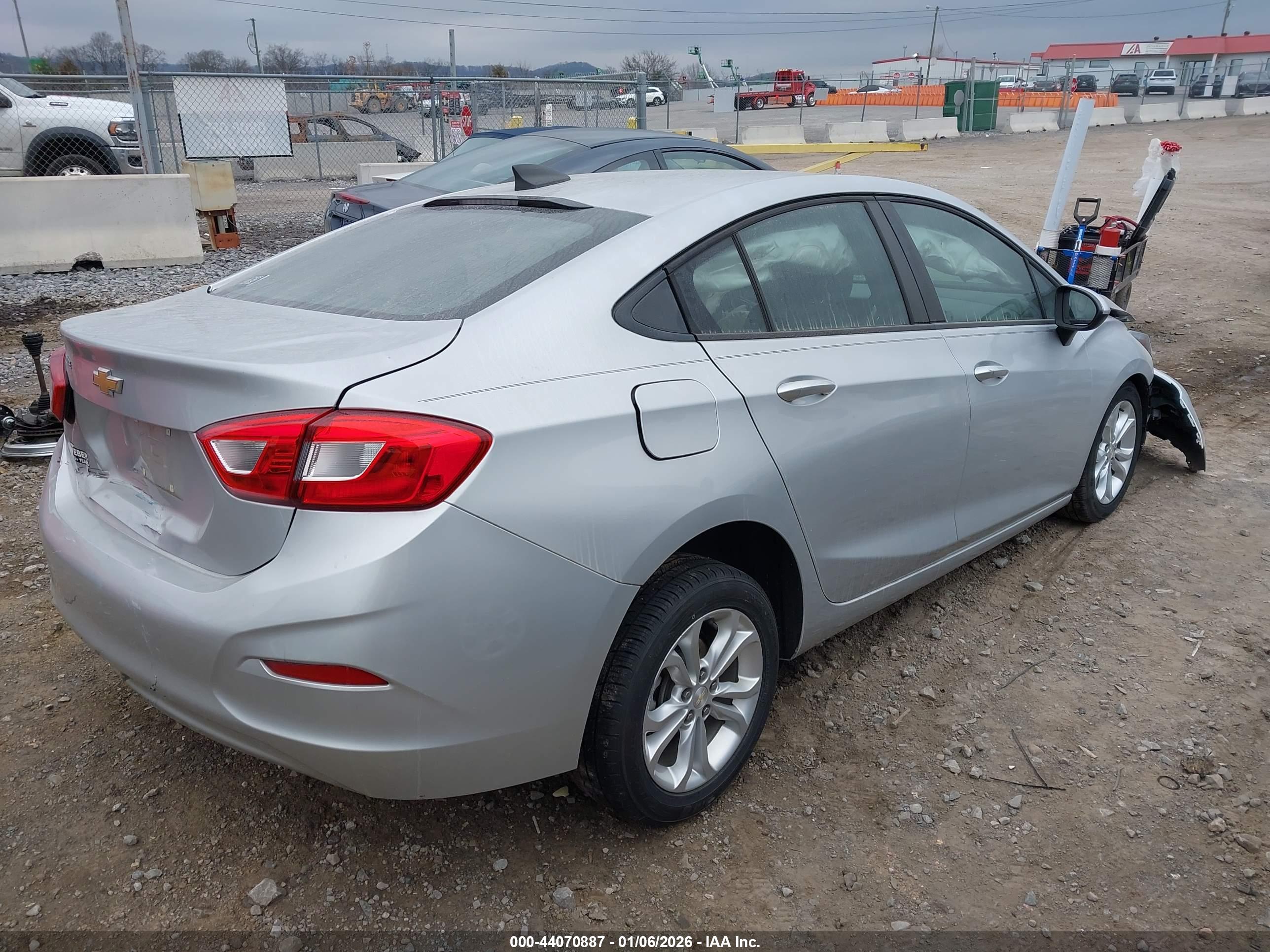 CHEVROLET CRUZE image 4