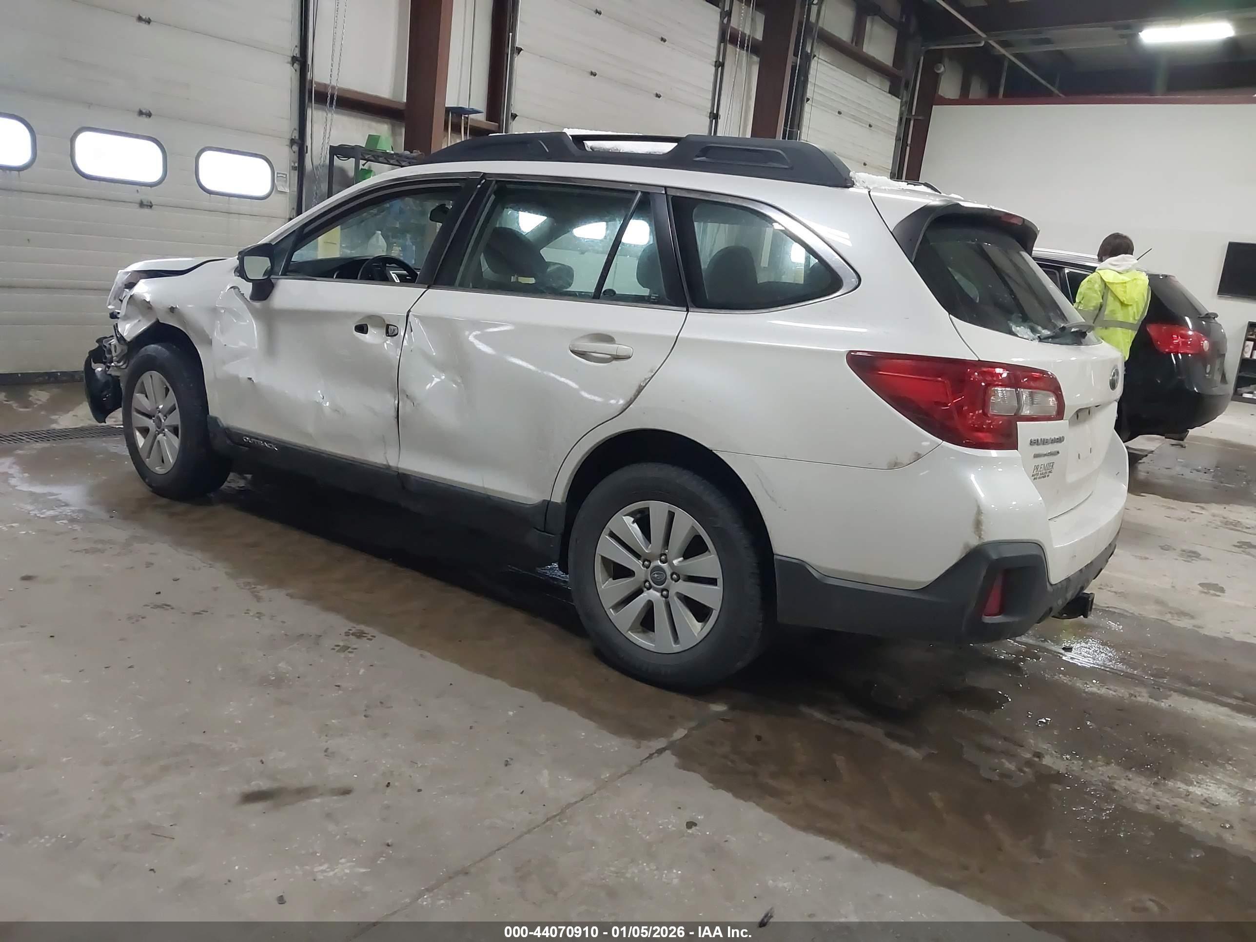 SUBARU OUTBACK image 3