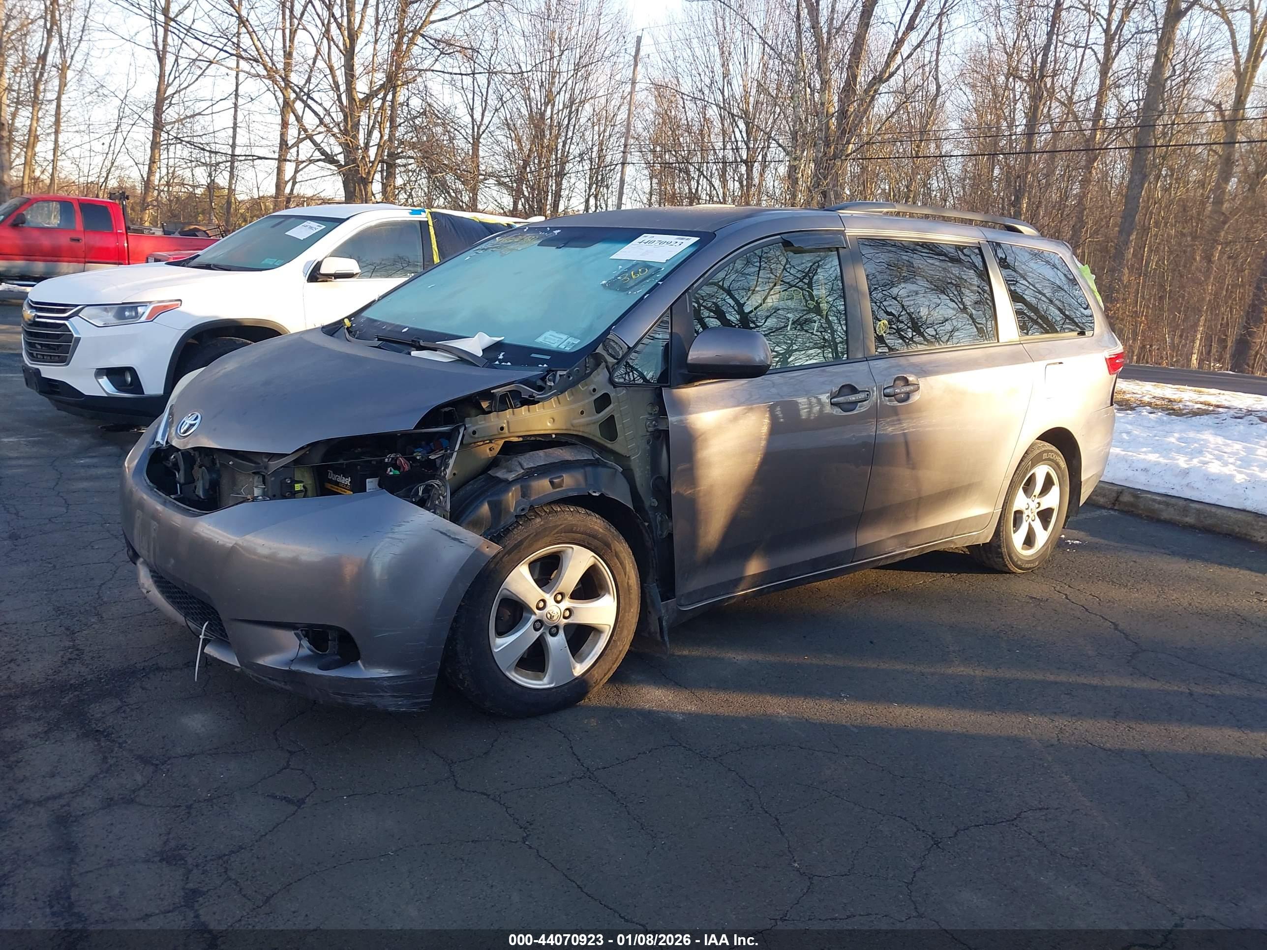 TOYOTA SIENNA image 2