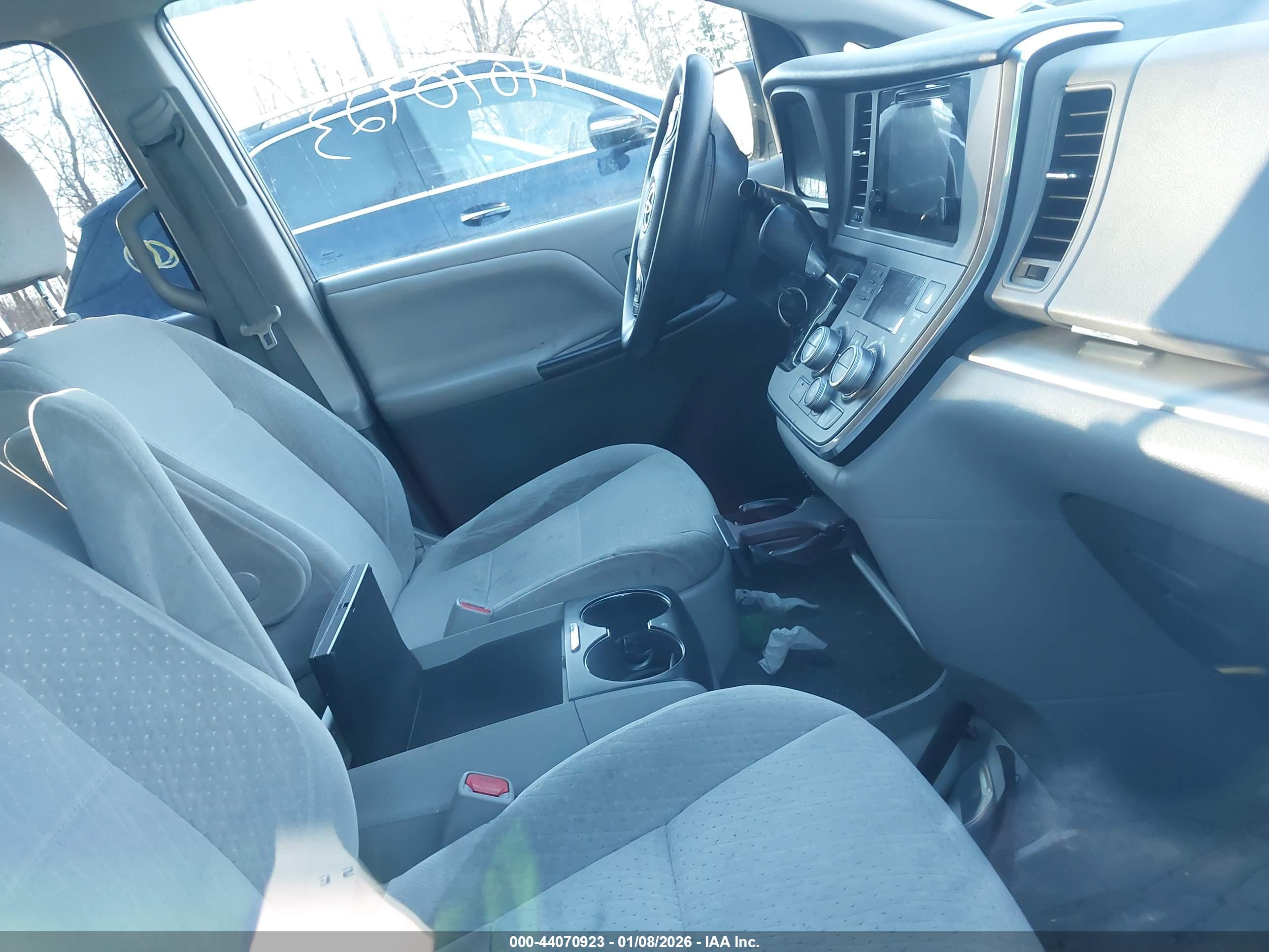 TOYOTA SIENNA image 5