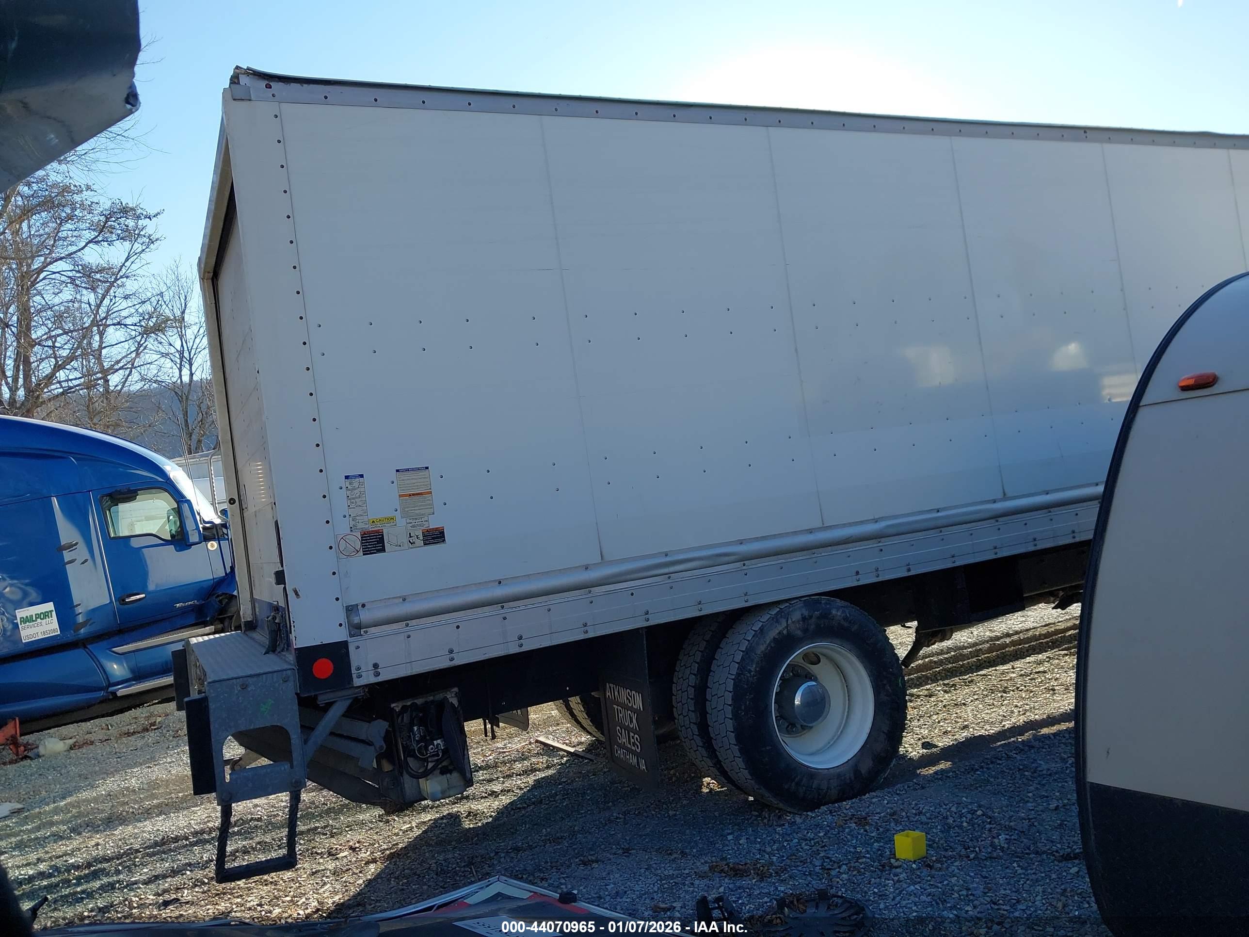 FREIGHTLINER M2 image 4