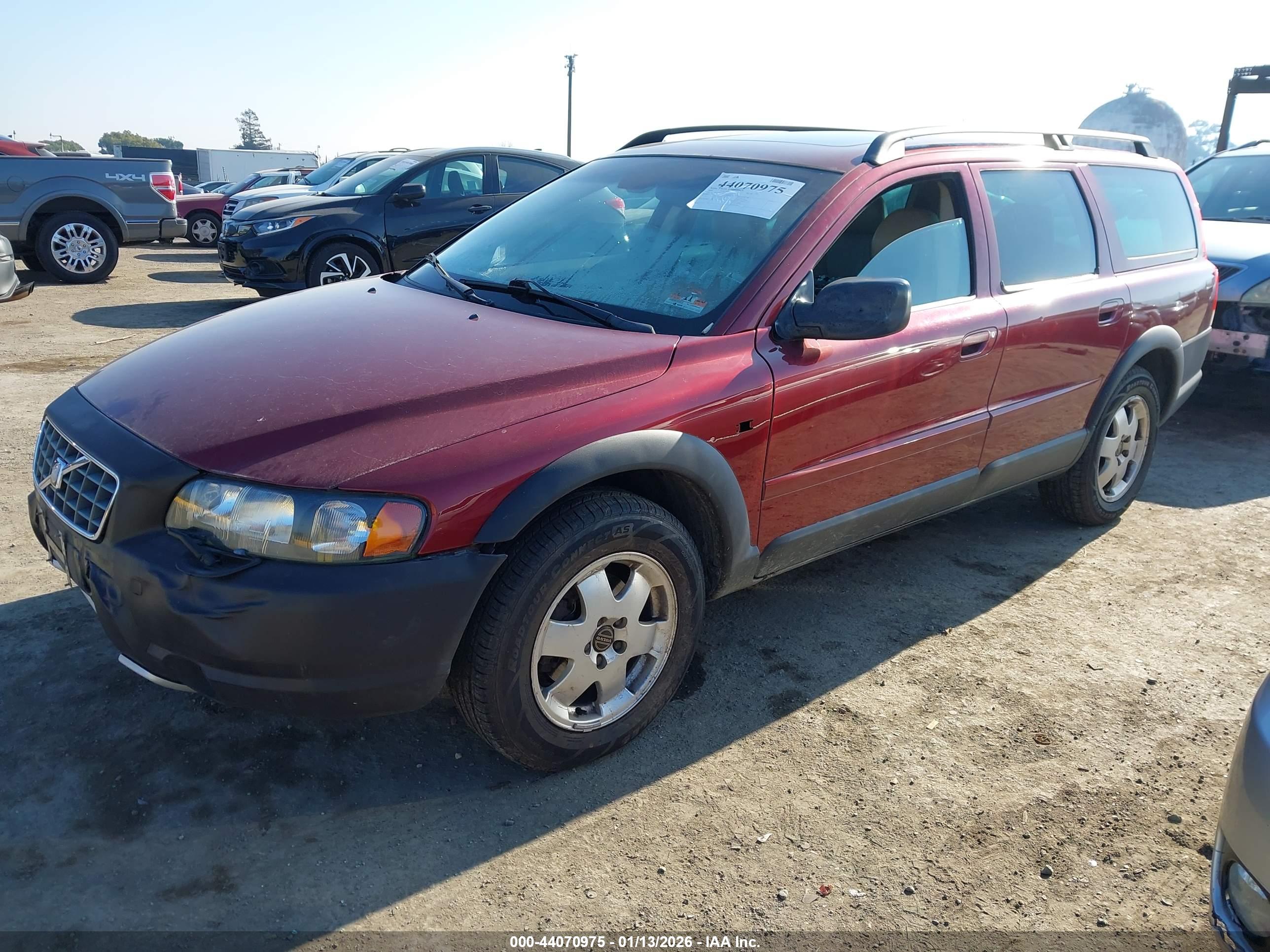 VOLVO XC70 image 2