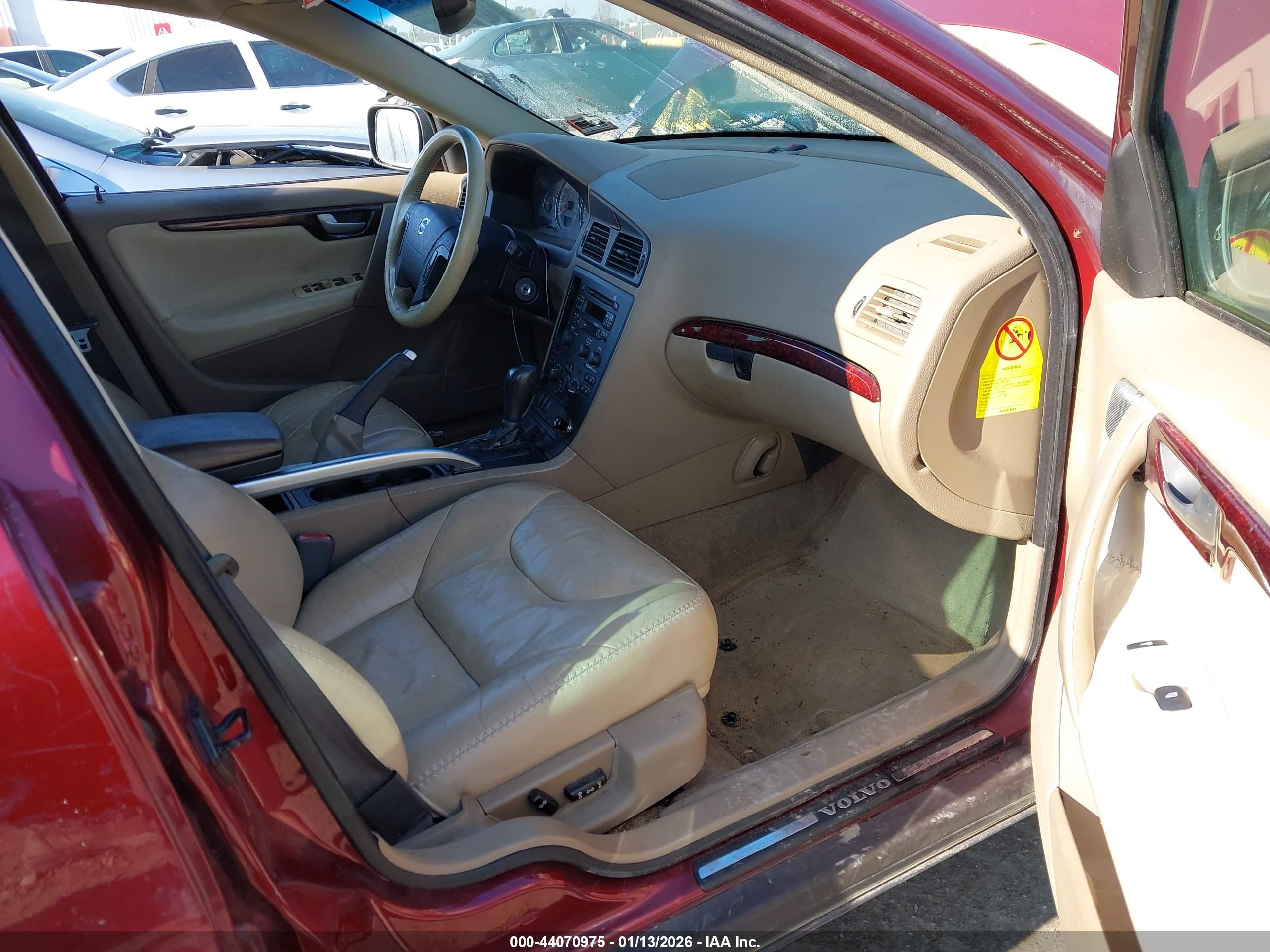VOLVO XC70 image 5