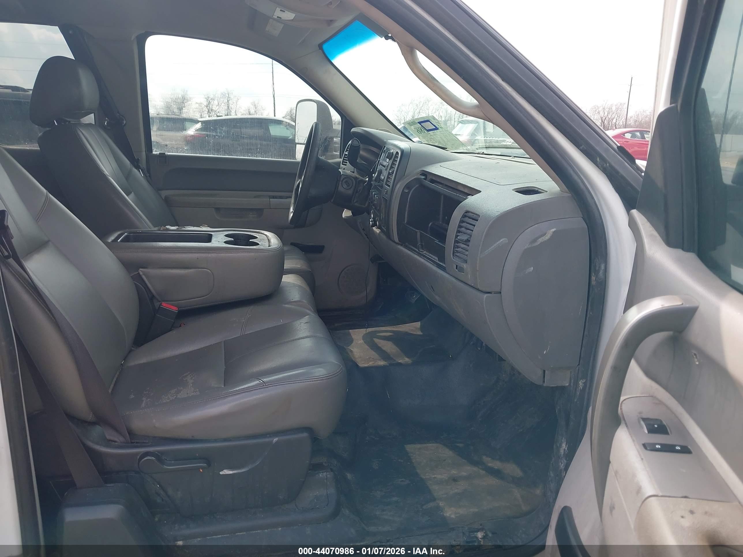 CHEVROLET SILVERADO image 5