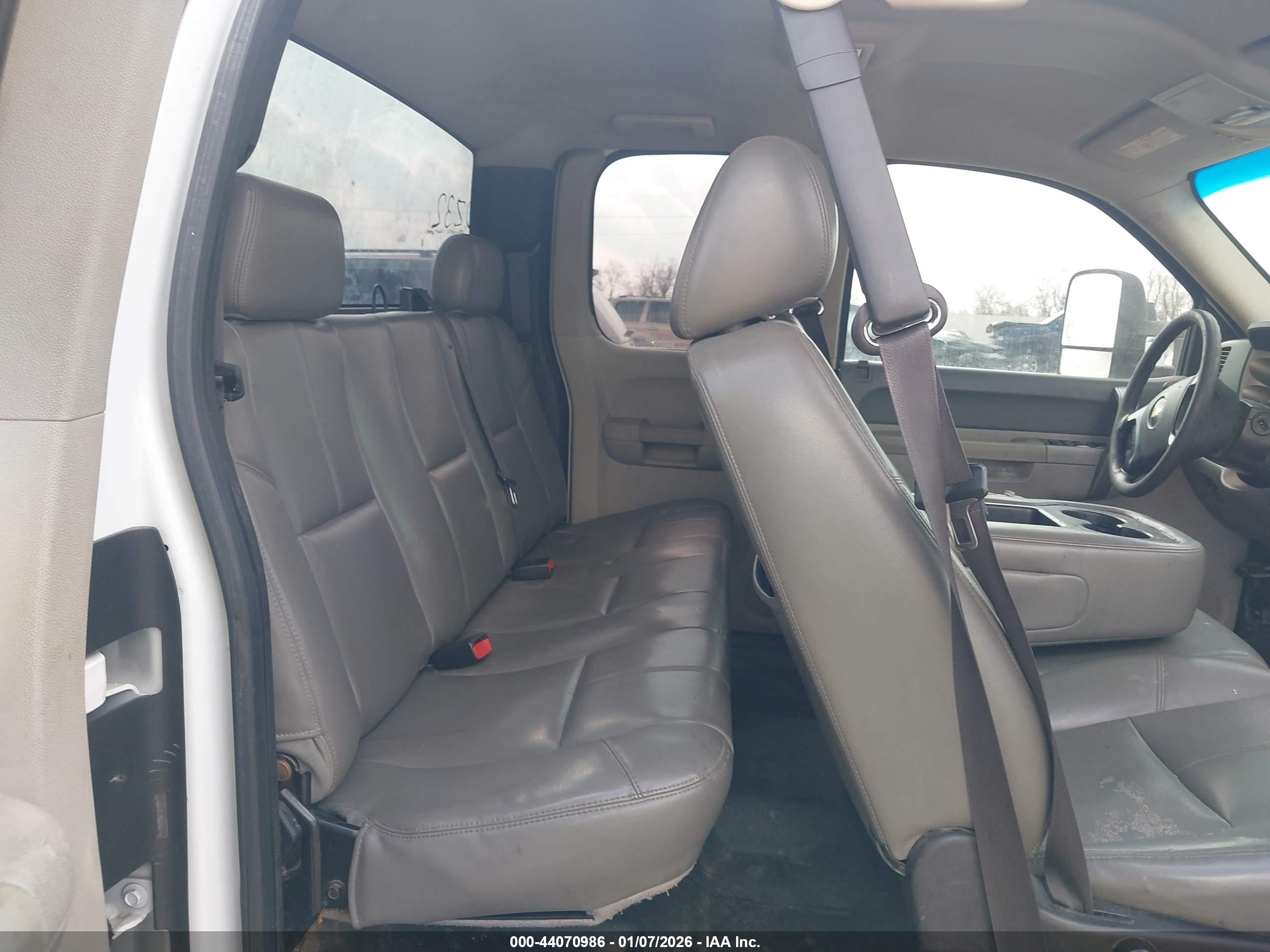 CHEVROLET SILVERADO image 8