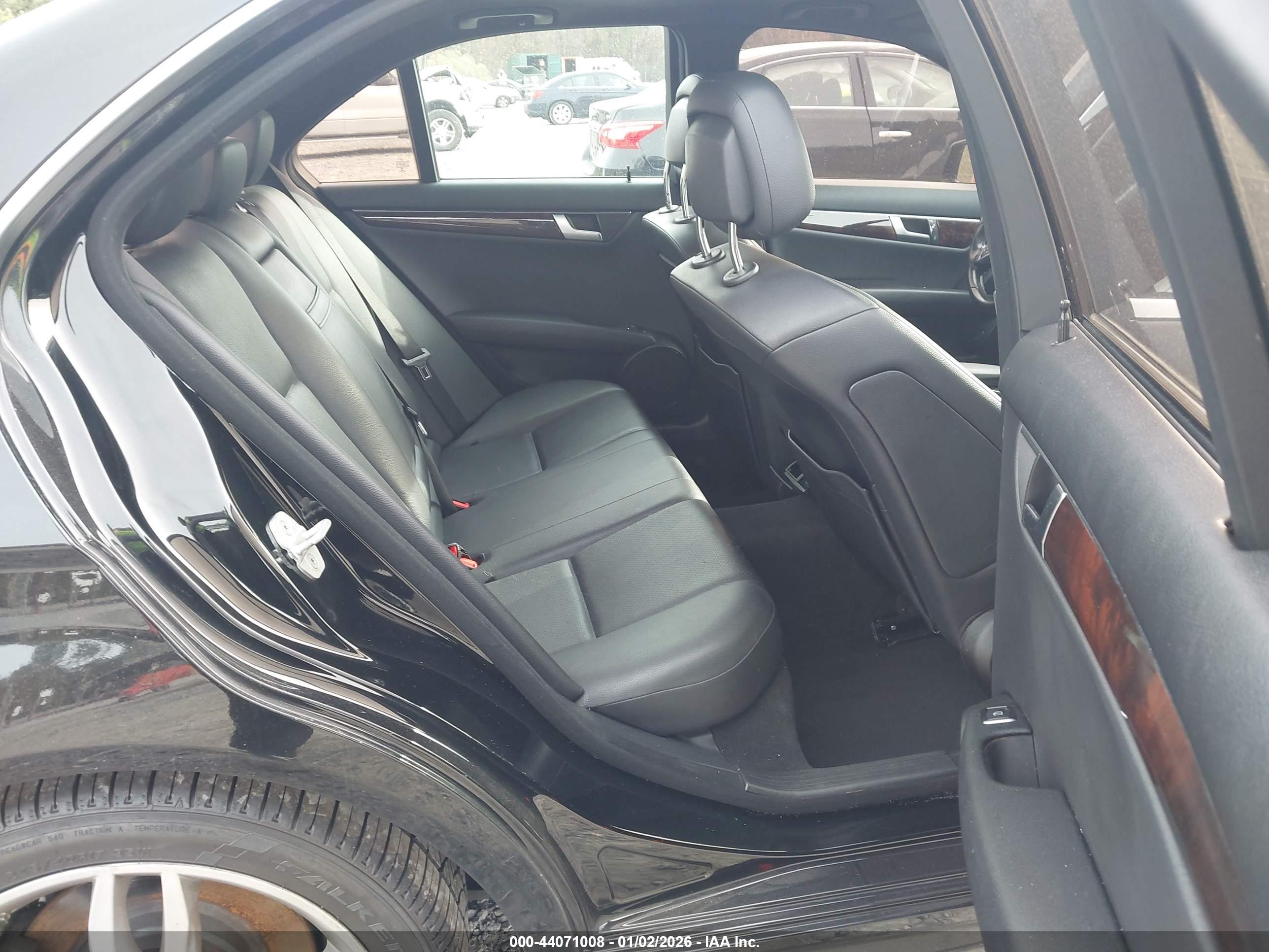MERCEDES-BENZ C-CLASS image 8