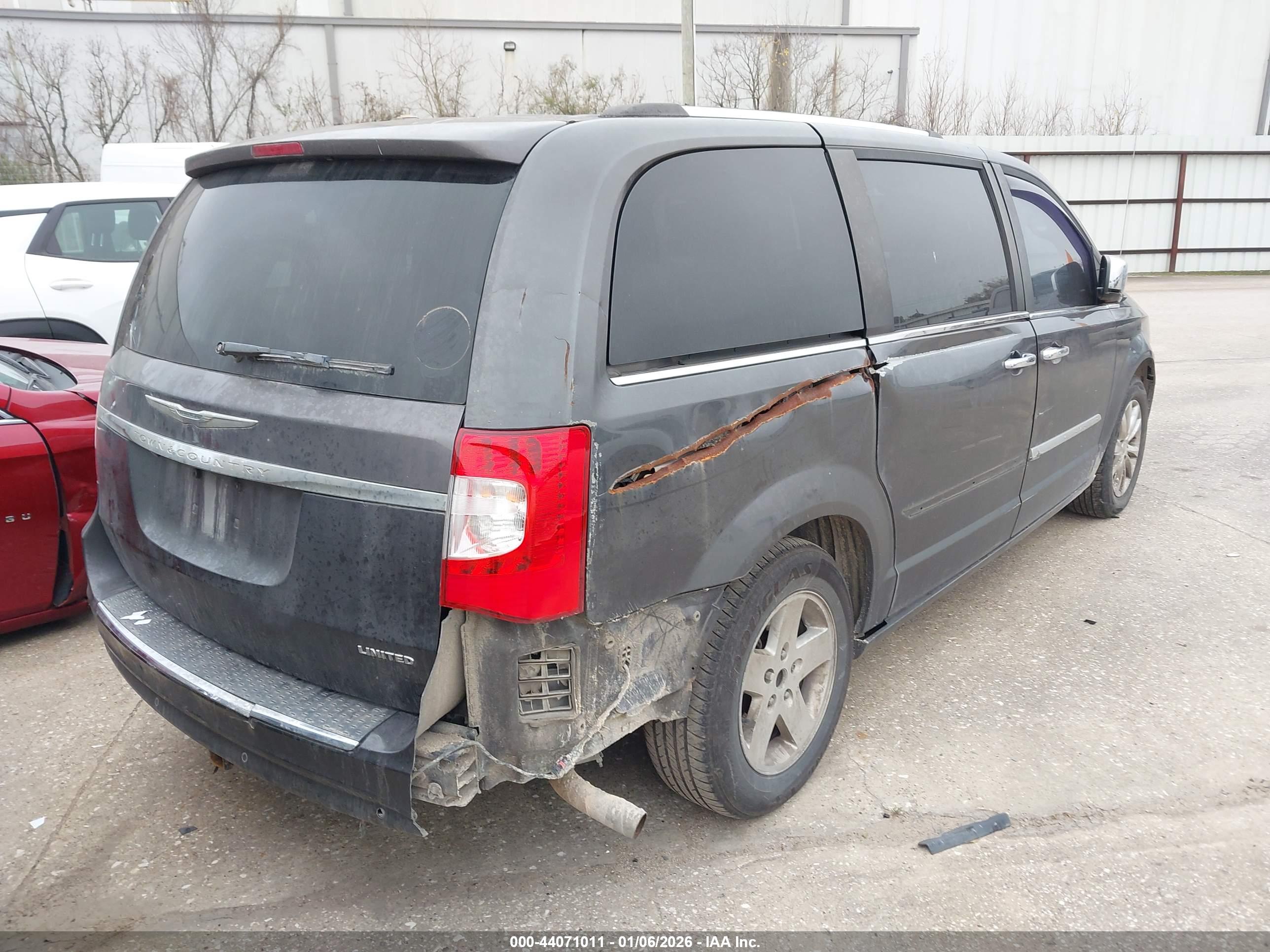 CHRYSLER TOWN image 4