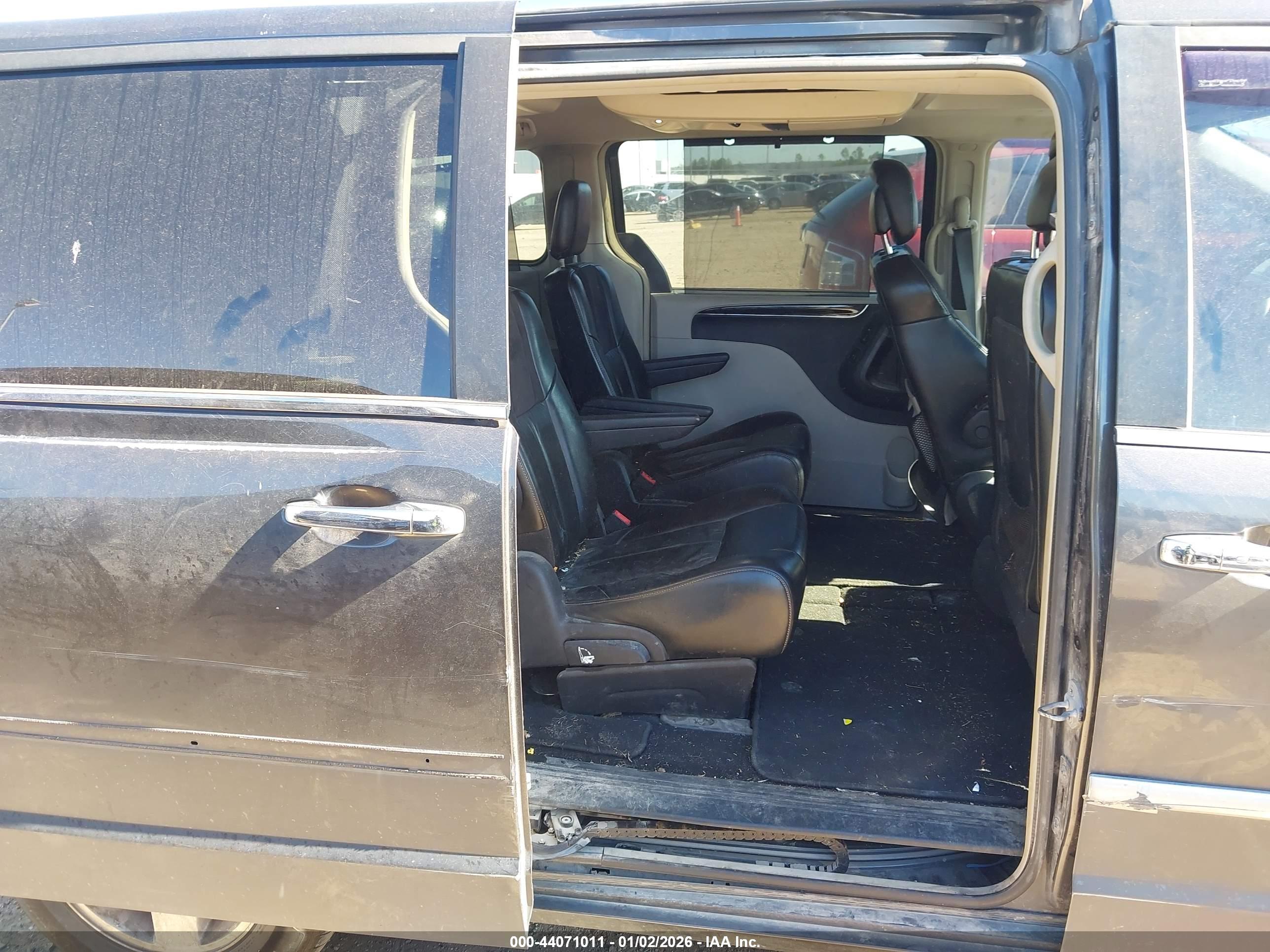 CHRYSLER TOWN image 8