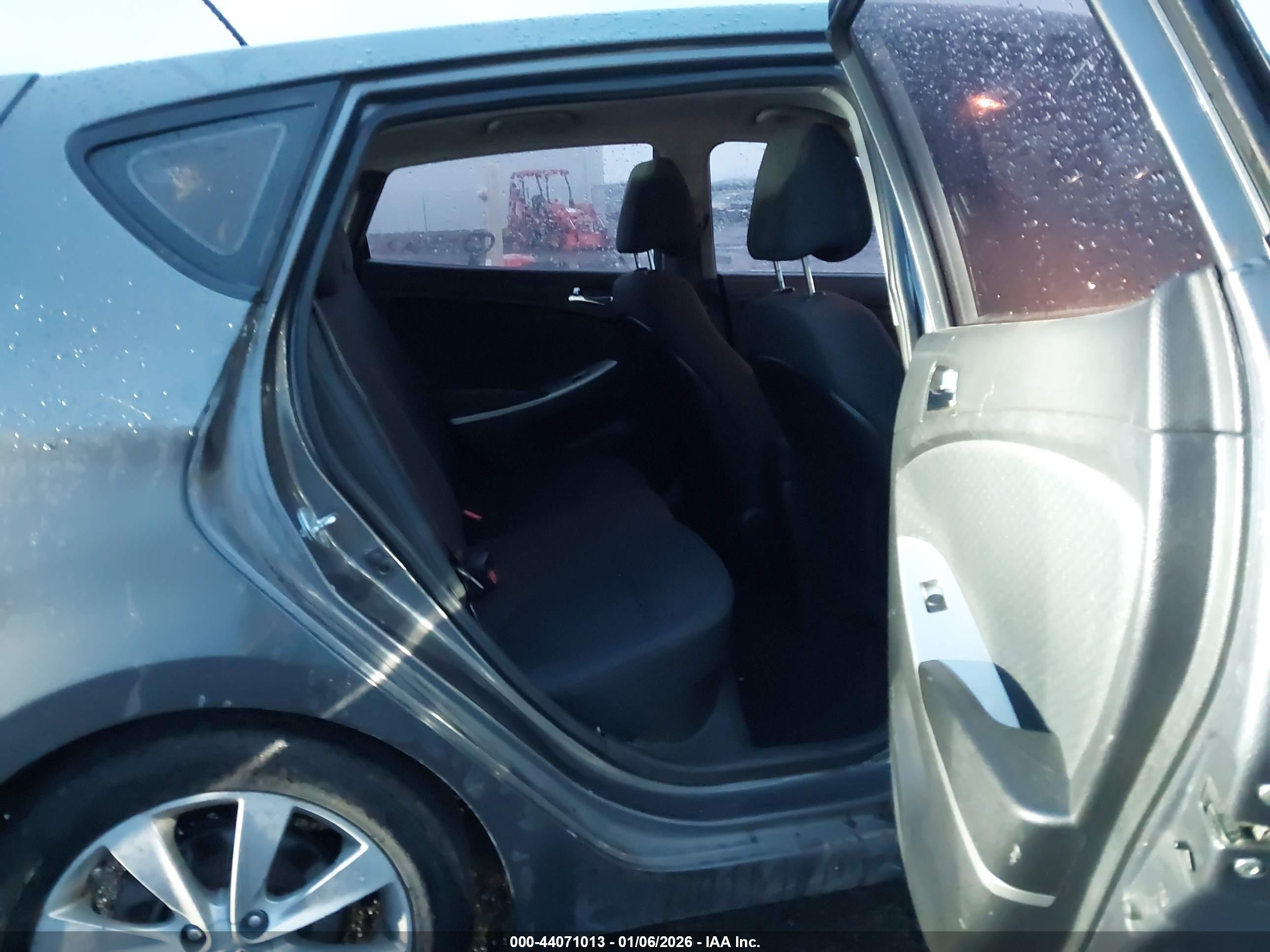 HYUNDAI ACCENT image 8