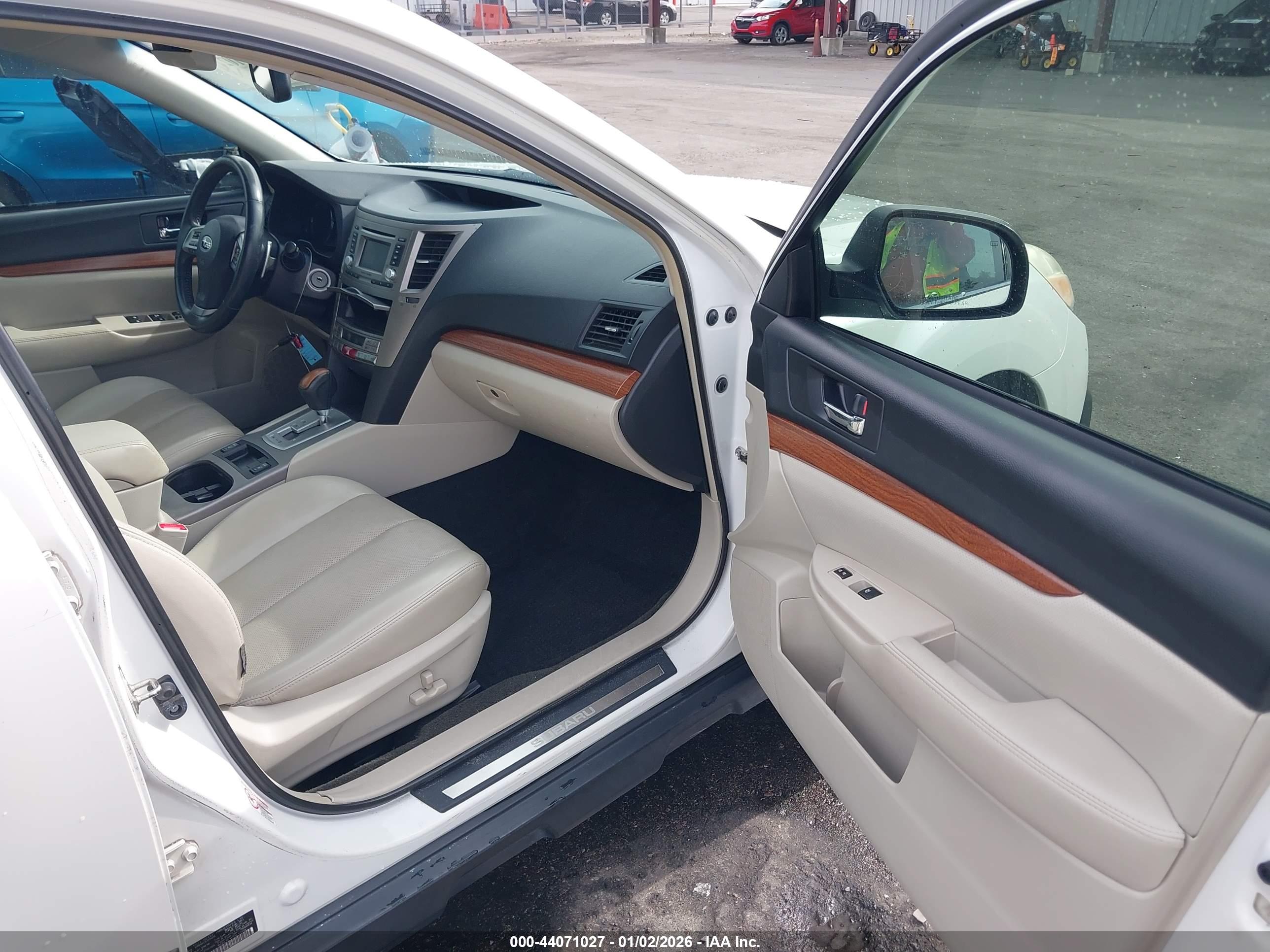 SUBARU OUTBACK image 5