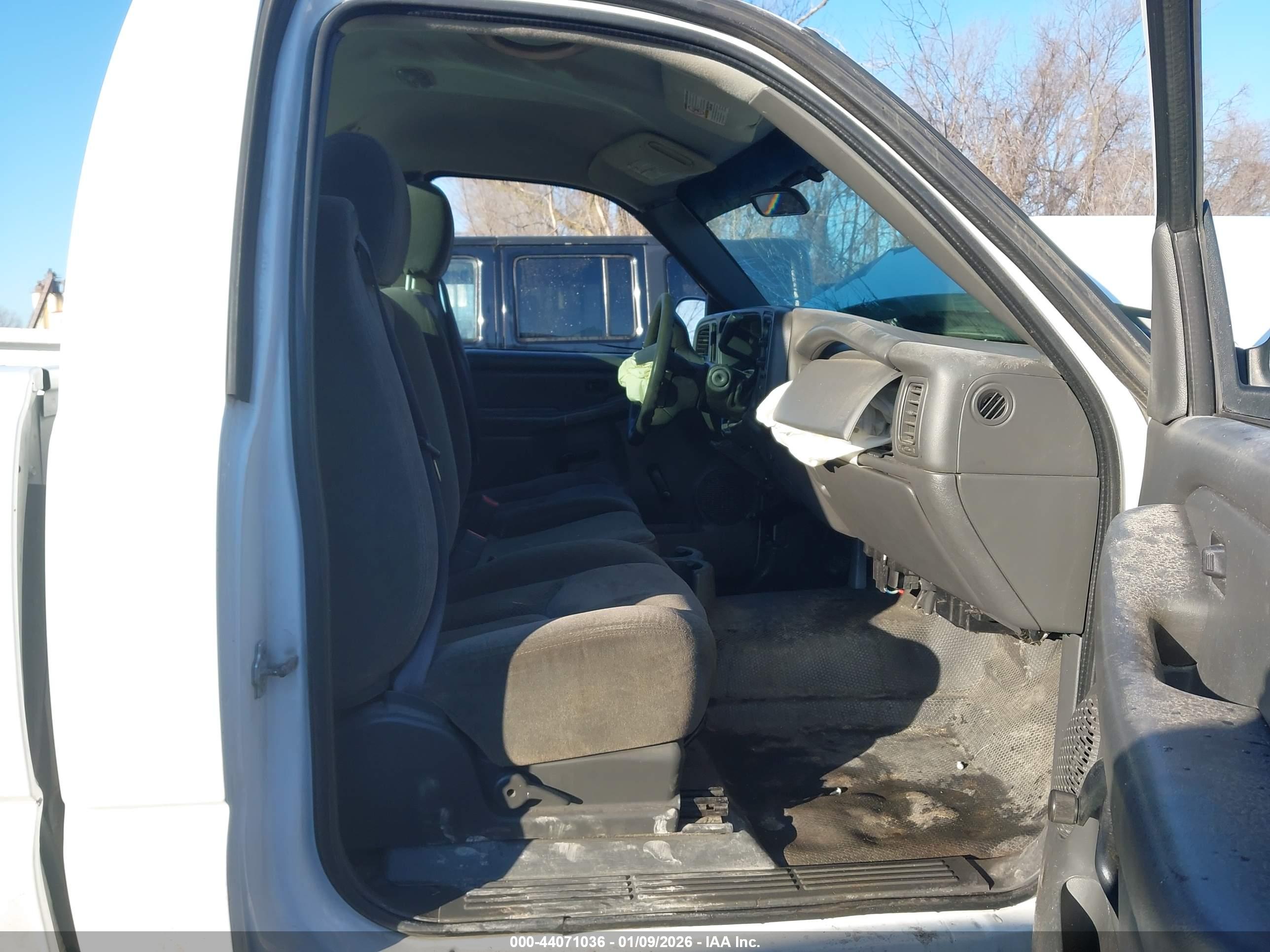 CHEVROLET SILVERADO image 5
