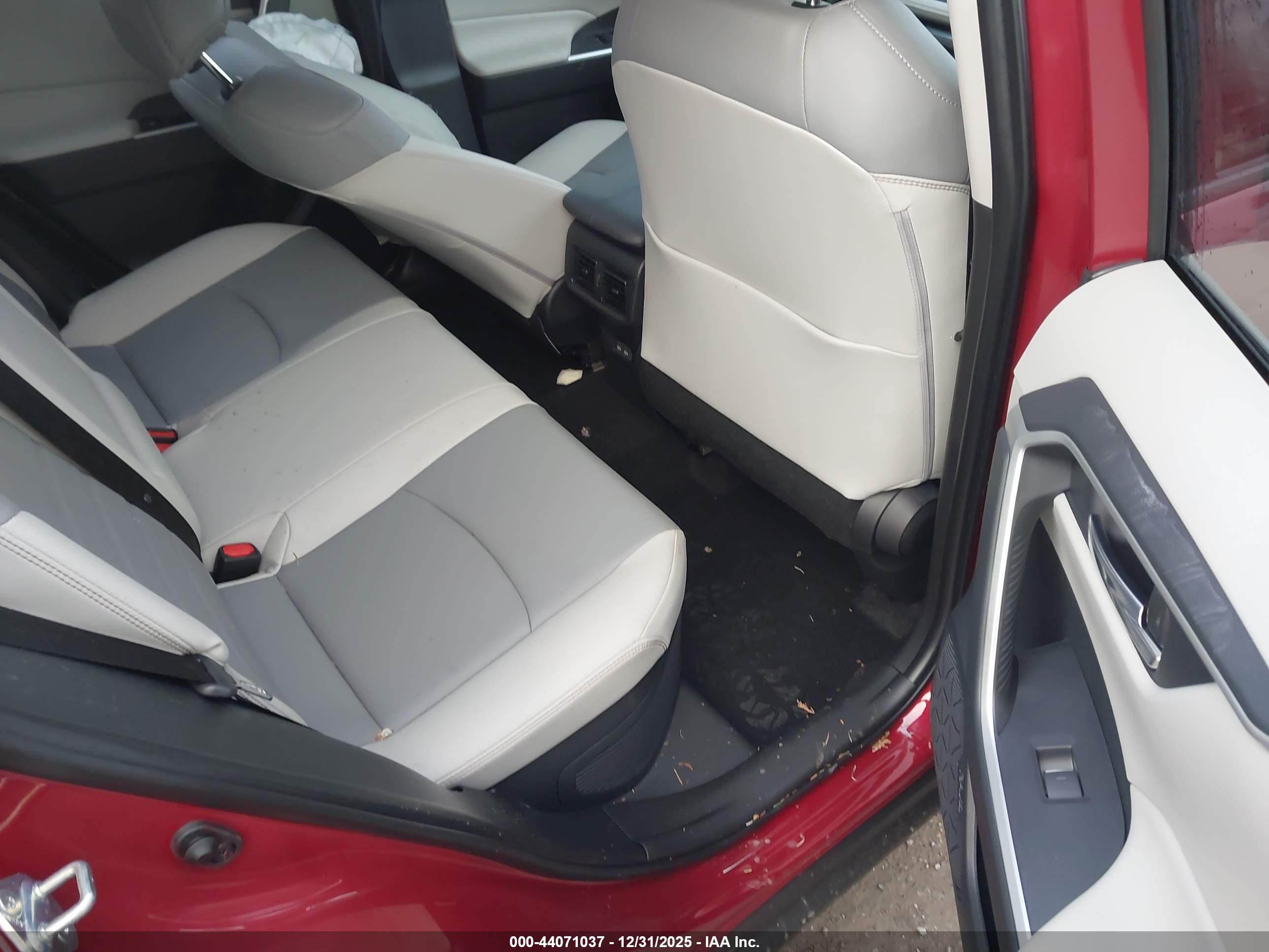 TOYOTA RAV4 image 8