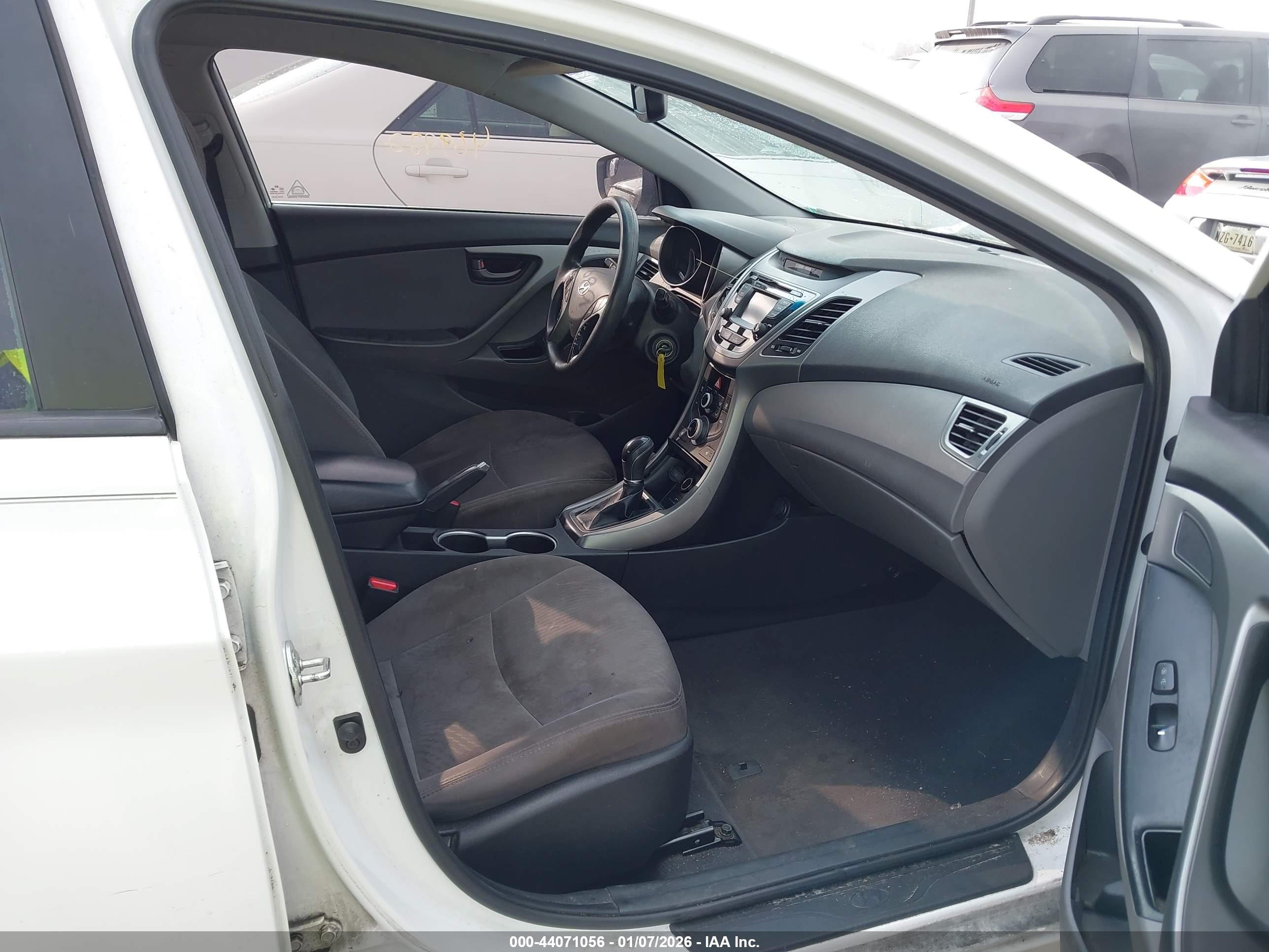 HYUNDAI ELANTRA image 5